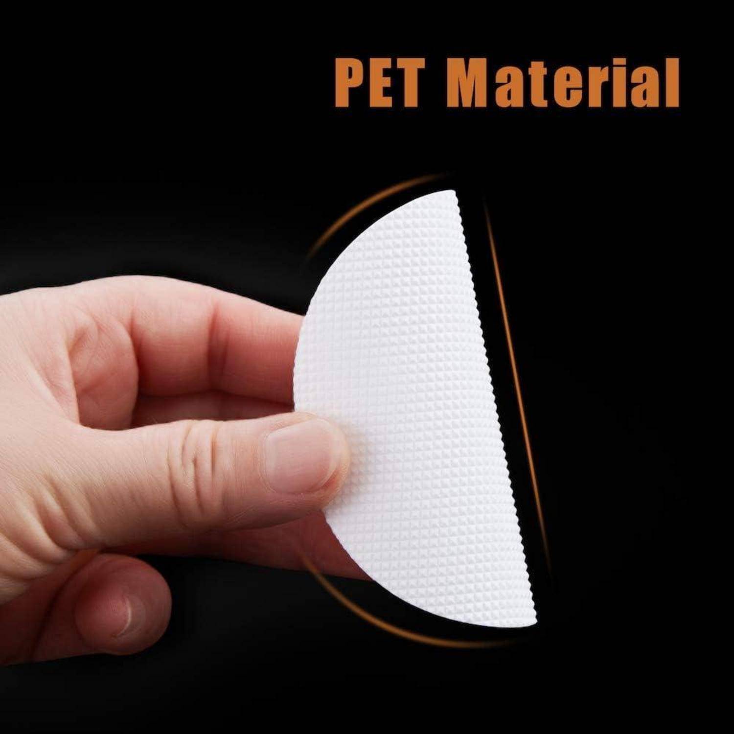 Hand, die eine weiße strukturierte PET-Materialprobe gegen einen dunklen Hintergrund hält, beschriftet mit „PET-Material