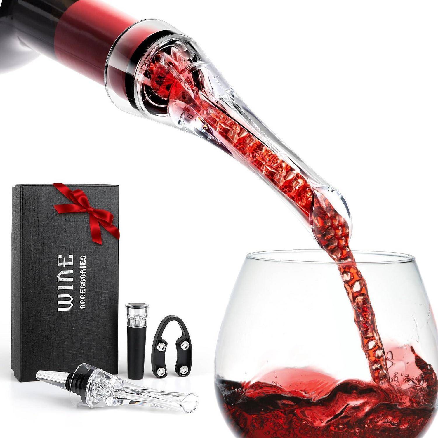 Rotwein fließt aus einer belüfteten Flasche in ein Glas neben einer Geschenkbox, einem Korkenzieher, einem Verschluss und einem Ausgießer auf weißem Hintergrund.
