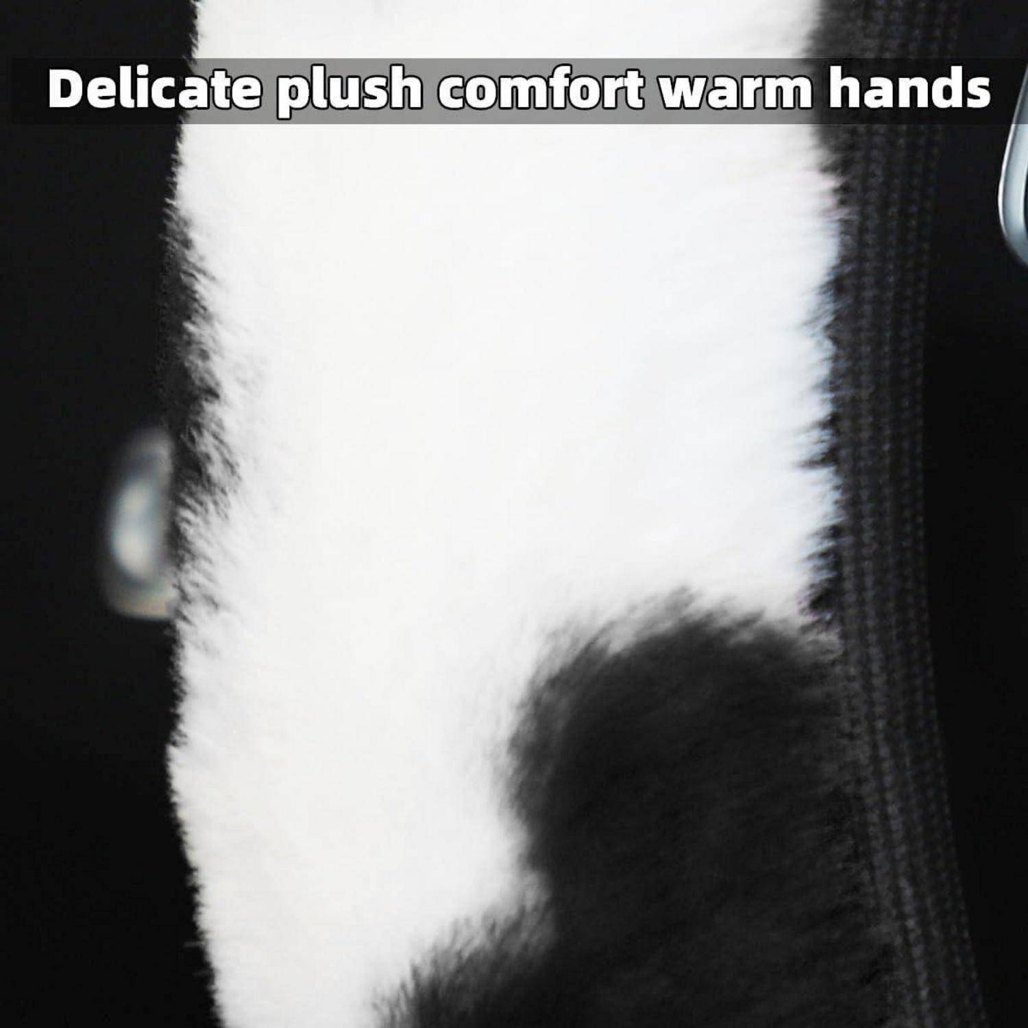 Nahaufnahme eines schwarz-weißen Plüschartikels mit Text, auf dem „Delicate plush comfort warm hands" (Zartes Plüschkomfort warme Hände) steht.