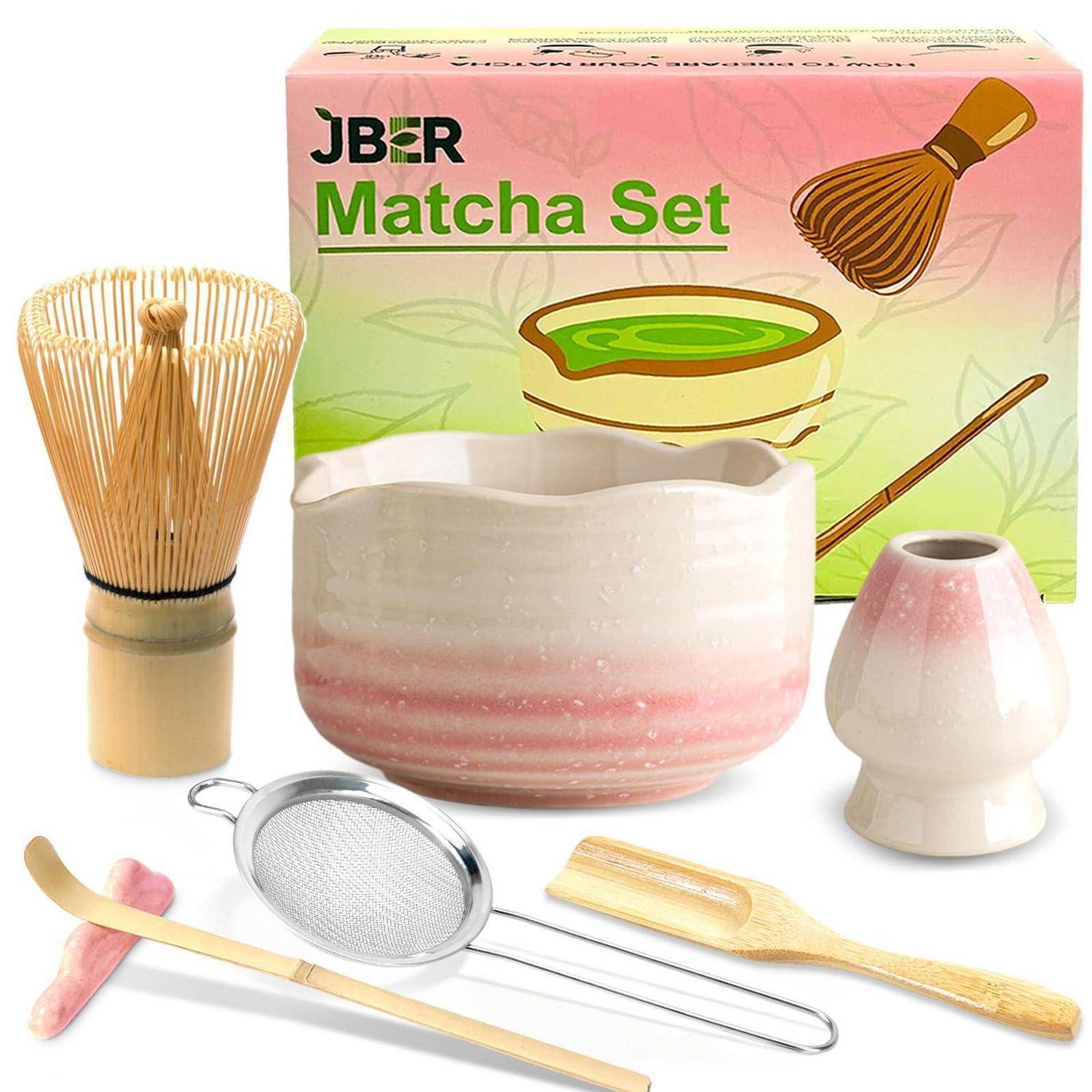 Matcha-Tee-Set mit Schale, Bambusquirl, Sieb, Löffel und Quirlständer, angezeigt vor der Produktbox.