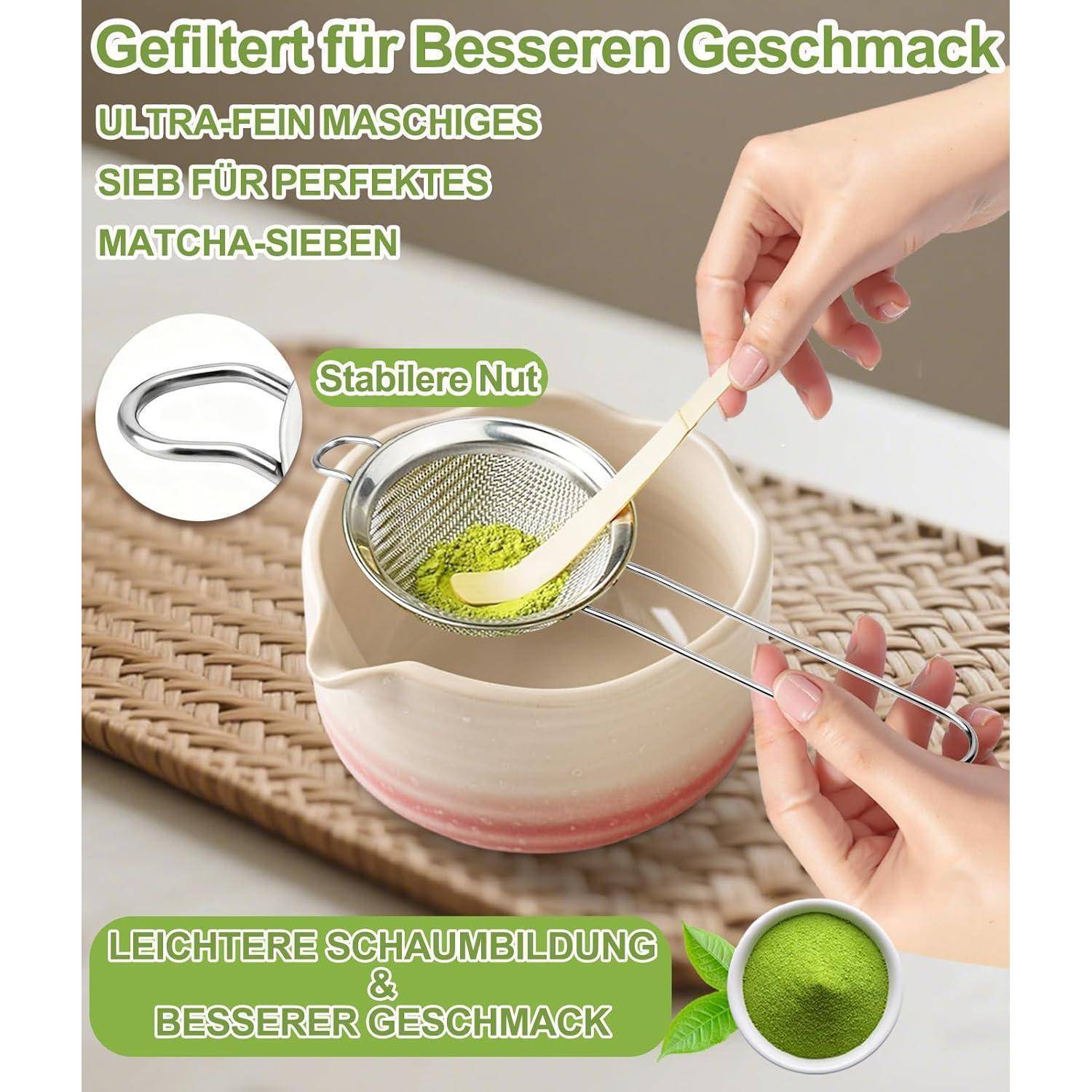 Hände sieben Matcha durch ein feines Netz-Sieb über einer Schüssel mit deutschem Text, der besseren Geschmack, stabilen Griff und glattere Schaumbildung bewirbt.