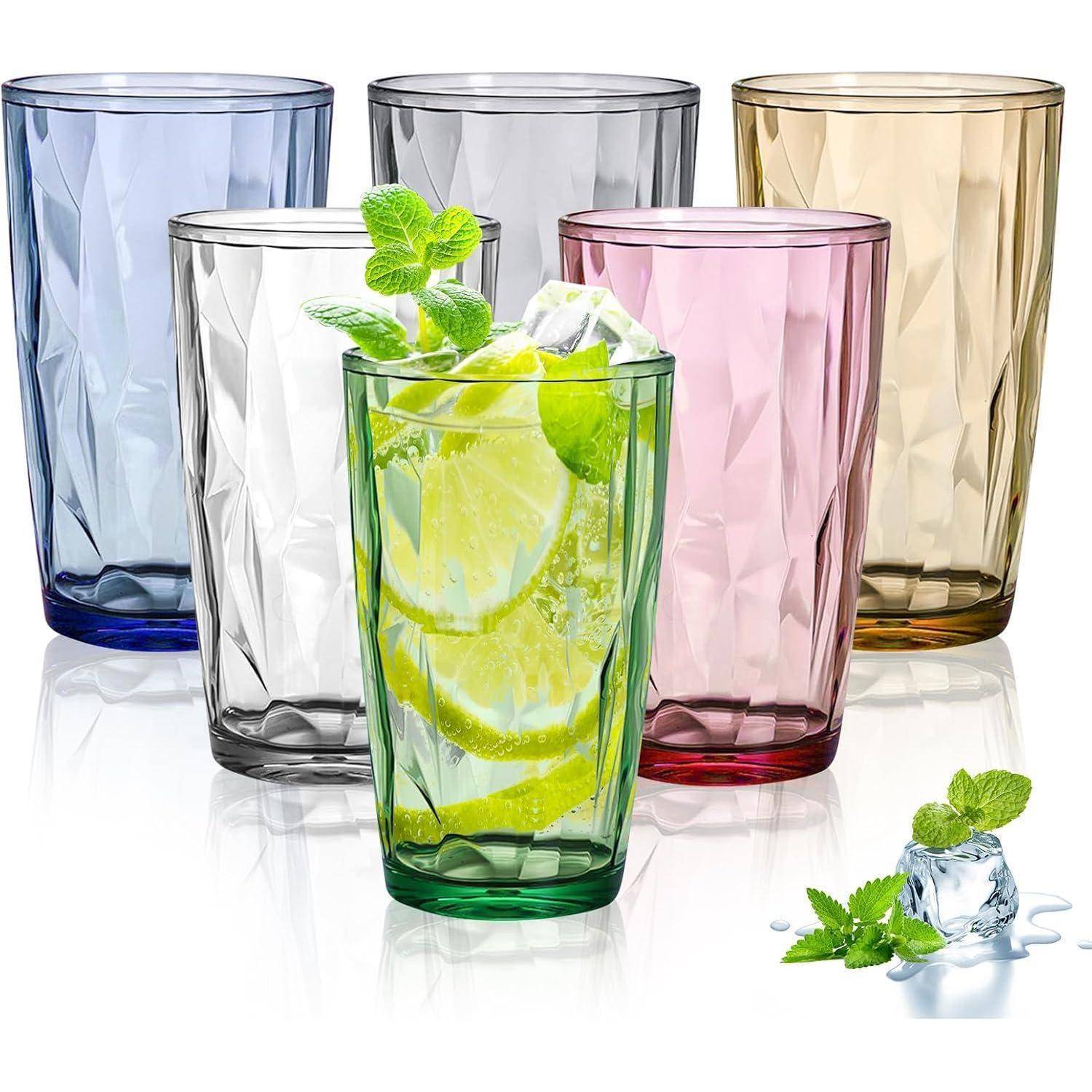 Fünf strukturierte Trinkgläser in Blau, Klar, Grün, Rosa und Bernstein; das grüne Glas ist mit Eis, Limette und Minze gefüllt.
