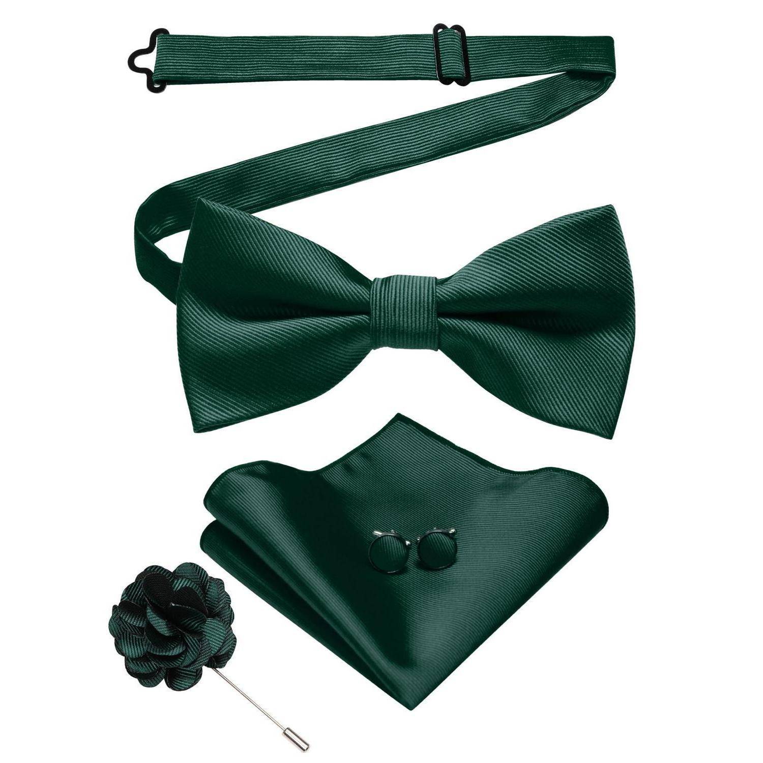 Dunkelgrüne formale Accessoires-Set für Herren, bestehend aus einer Fliege, einer Krawatte, einem Einstecktuch, Manschettenknöpfen und einer Revers-Blüte auf weißem Hintergrund.