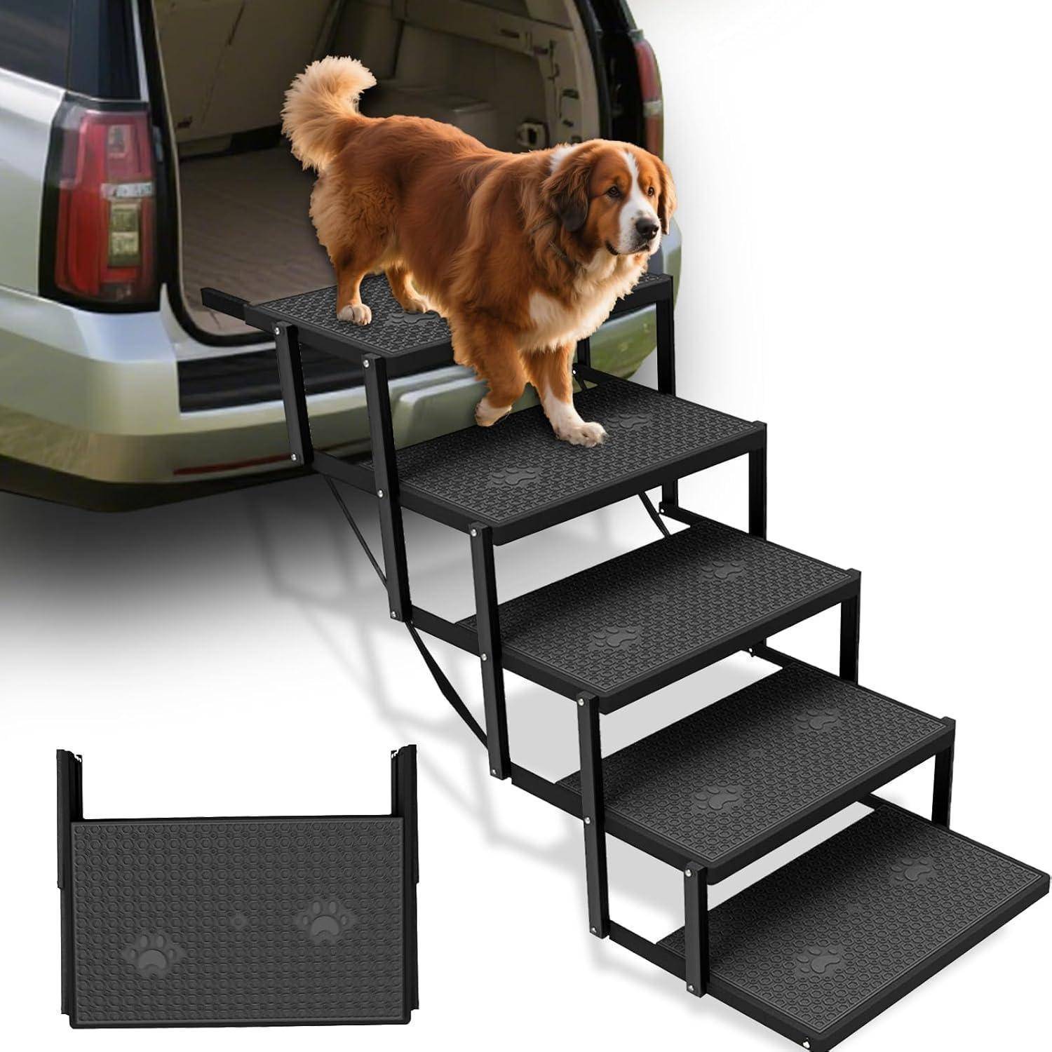 Ein großer Hund steht auf einer vierstufigen Klappenrampe, die an einem SUV-Kombi befestigt ist, mit einer kleineren Detailansicht, die die flach eingeklappte Rampe zeigt.