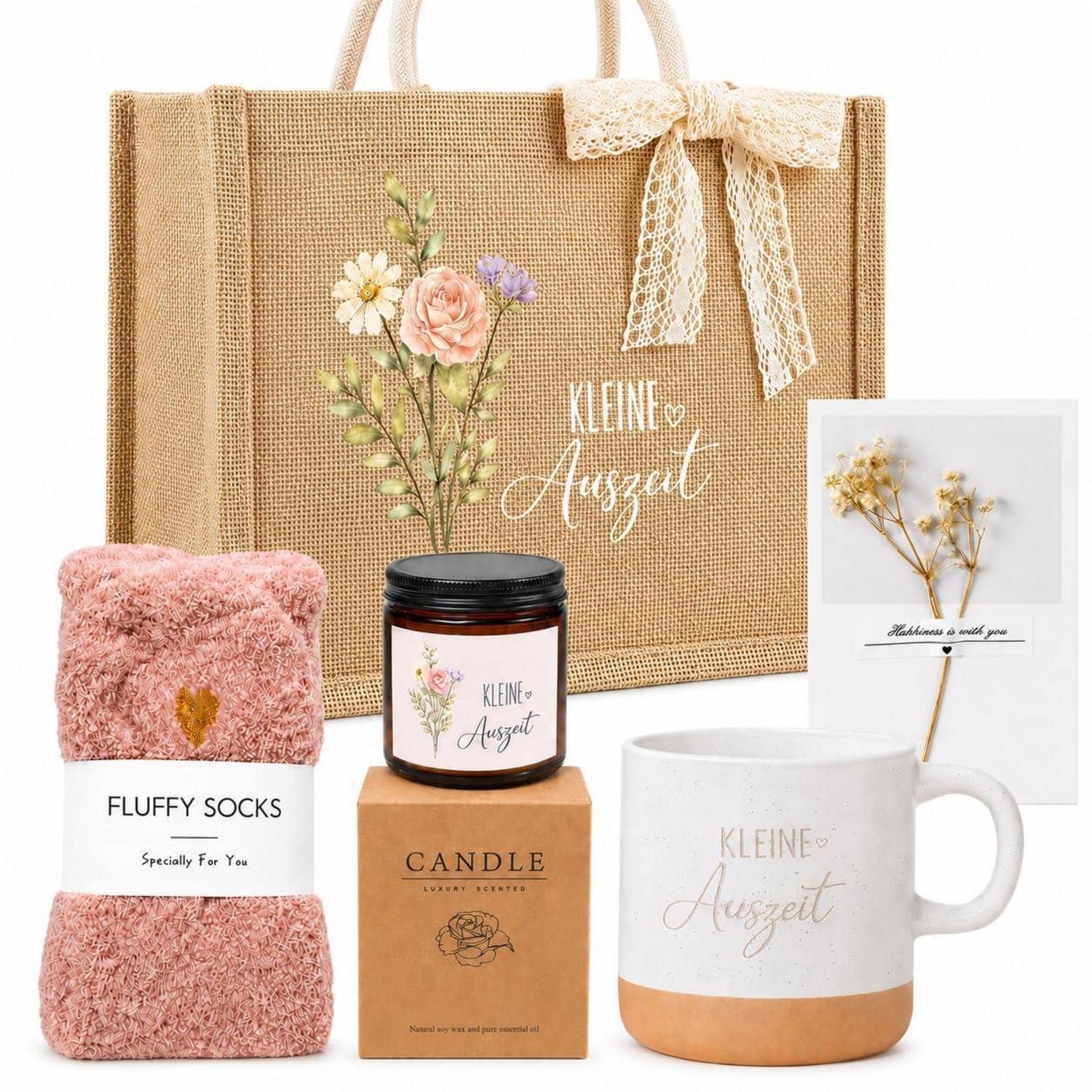 Geschenkset mit Jute-Tragetasche, flauschigen rosa Socken, Kerze, weißer Tasse und getrockneter Blumenkarte, alle mit der Marke 