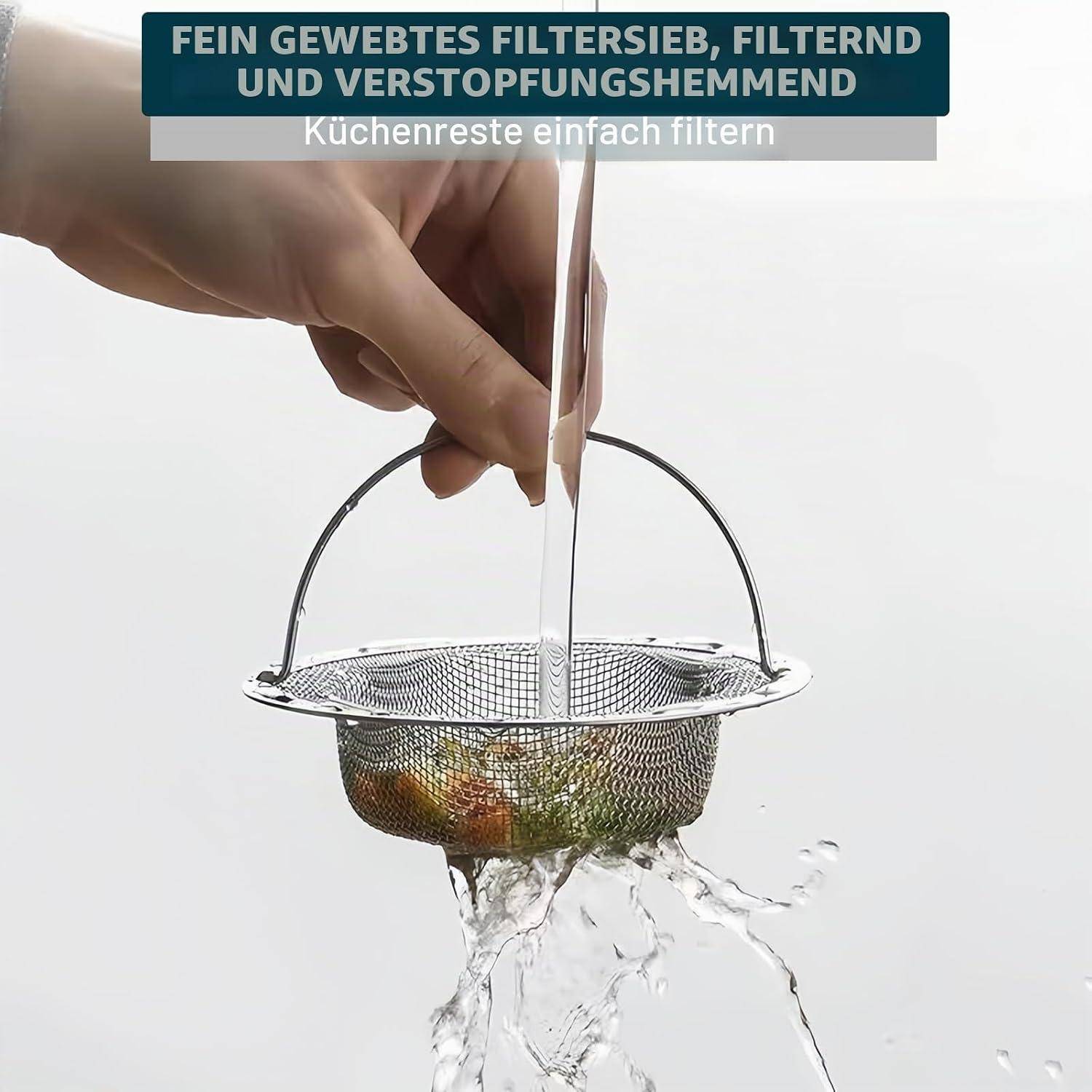 Hand hält ein feinmaschiges Küchensieb unter fließendem Wasser, wobei Speisereste im Filter verbleiben, während Wasser ablauft; Text sagt „FEINMASCHIGES FILTERSIEB, FILTERND UND VERSTOPFUNGSHEMMEND