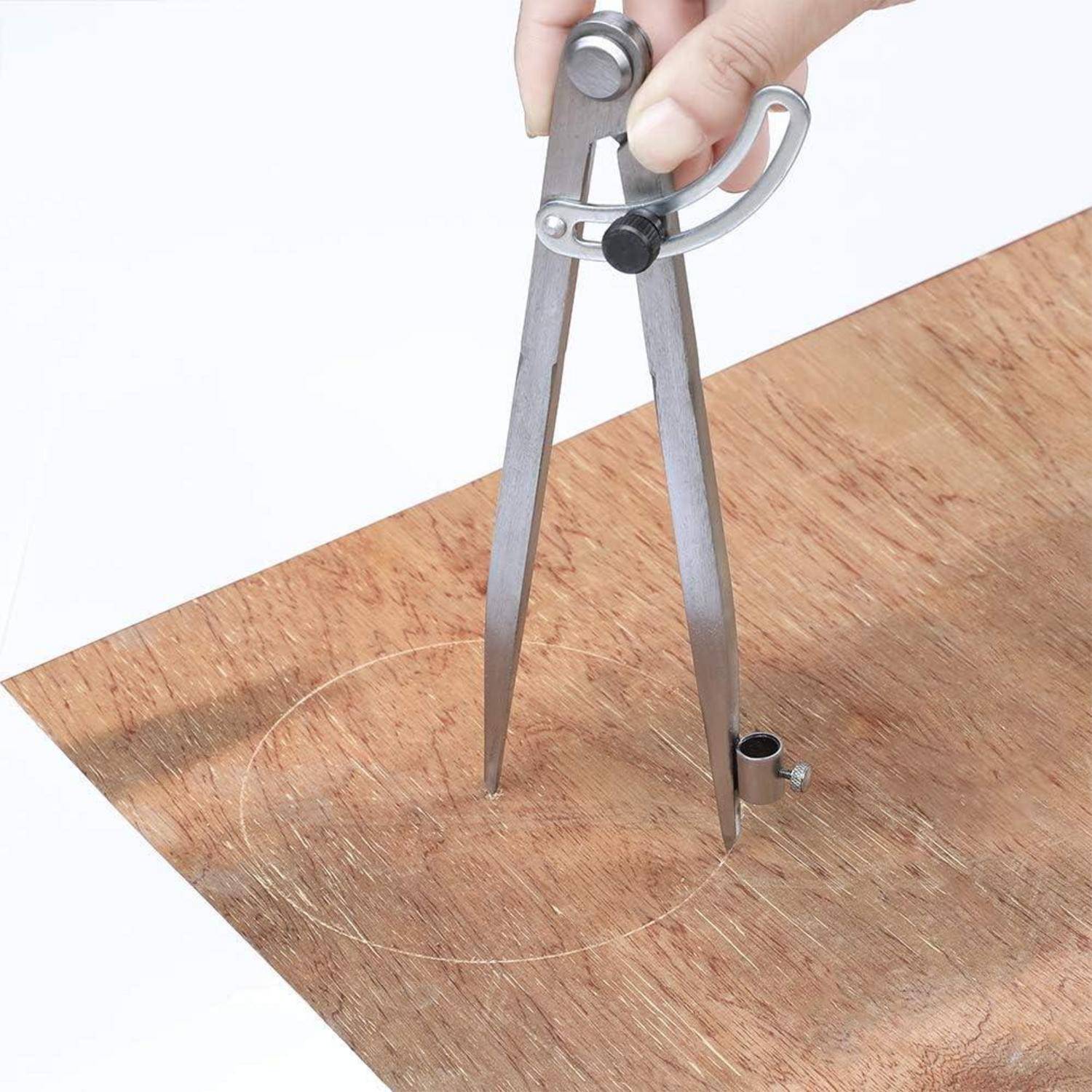 Eine Hand benutzt einen Metallzirkel, um einen Kreis auf einem Holzbrett zu zeichnen.