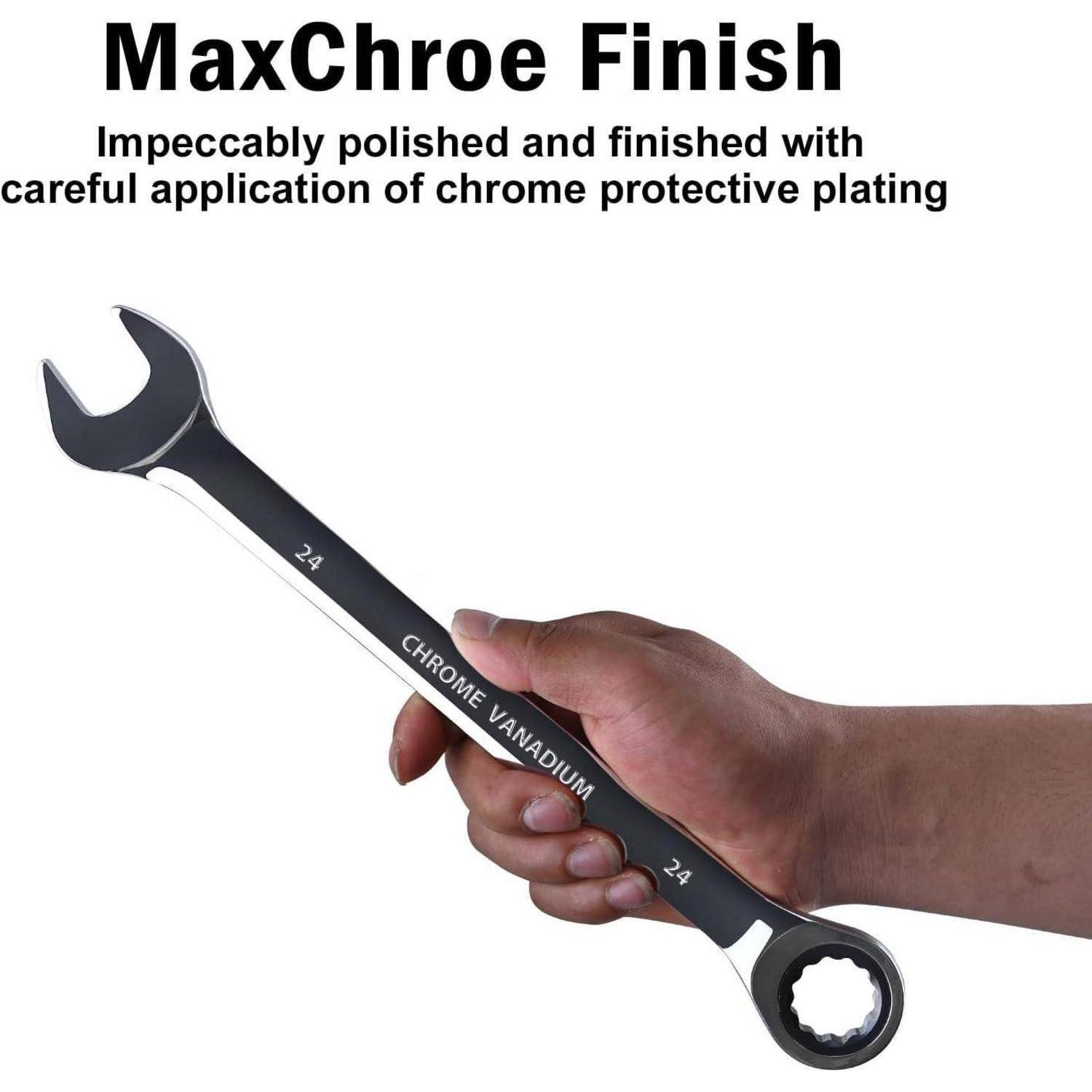 Hand hält einen Chrom-Vanadium-Kombischlüssel auf weißem Hintergrund, beschriftet mit "MaxChroe Finish"" mit Text über hochglanzpolierte Chrom-Schutzschicht.