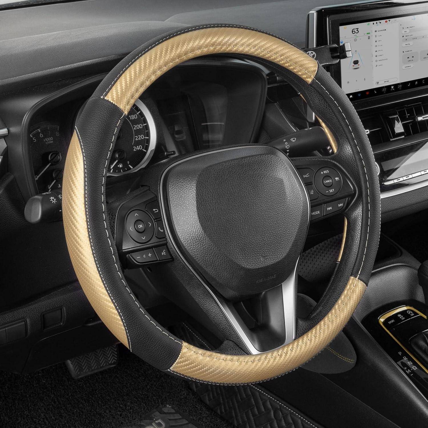 Nahaufnahme eines Autolenkrads mit schwarzem und goldenem Bezug, aus der Fahrersitzposition im Fahrzeuginneren betrachtet.