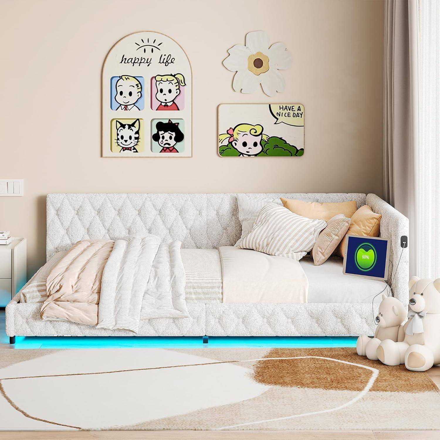 Ein gemütliches beiges Wohnzimmer mit einem weißen Sofa, pastellfarbenen Kissen, gerahmten Cartoon-Wandbildern, einem kleinen Tablet auf der Armlehne und Teddybären auf dem Boden.