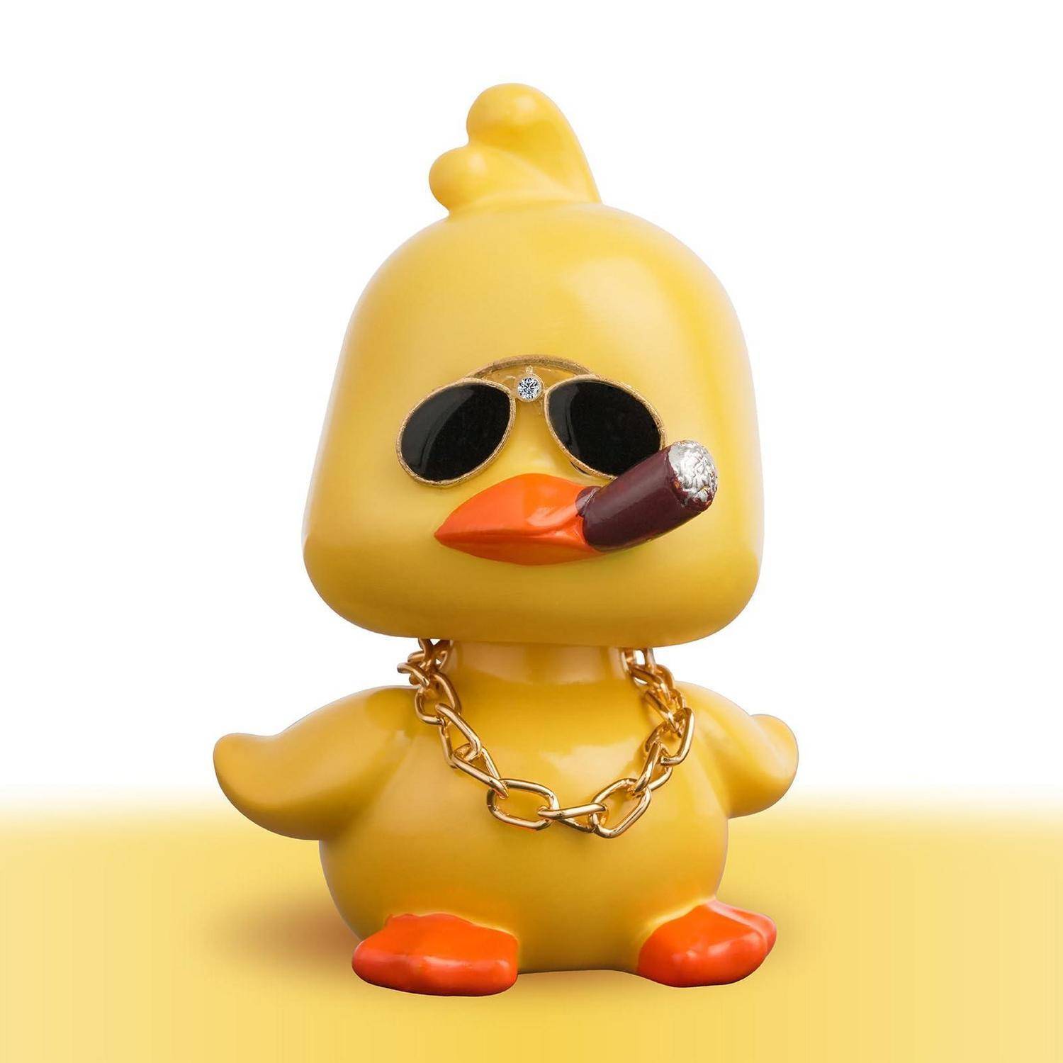 Gelbe Cartoon-Entenfigur mit Sonnenbrille, goldener Kette und Zigarre, vor einem schlichten weiß-gelben Hintergrund posiert.