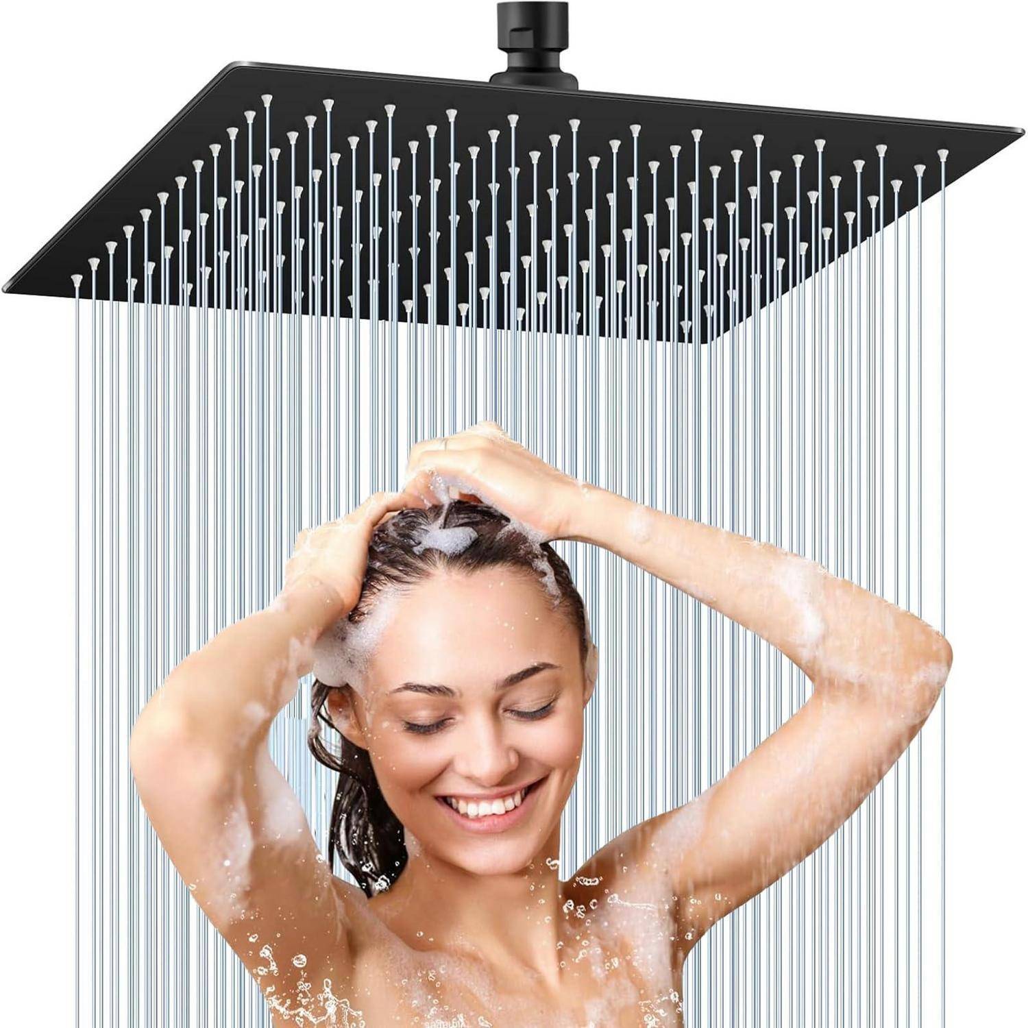 Frau, die lächelt, während sie ihr Haar unter einer großen quadratischen Regenduschenkopf mit vielen dünnen Wasserstrahlen wäscht.