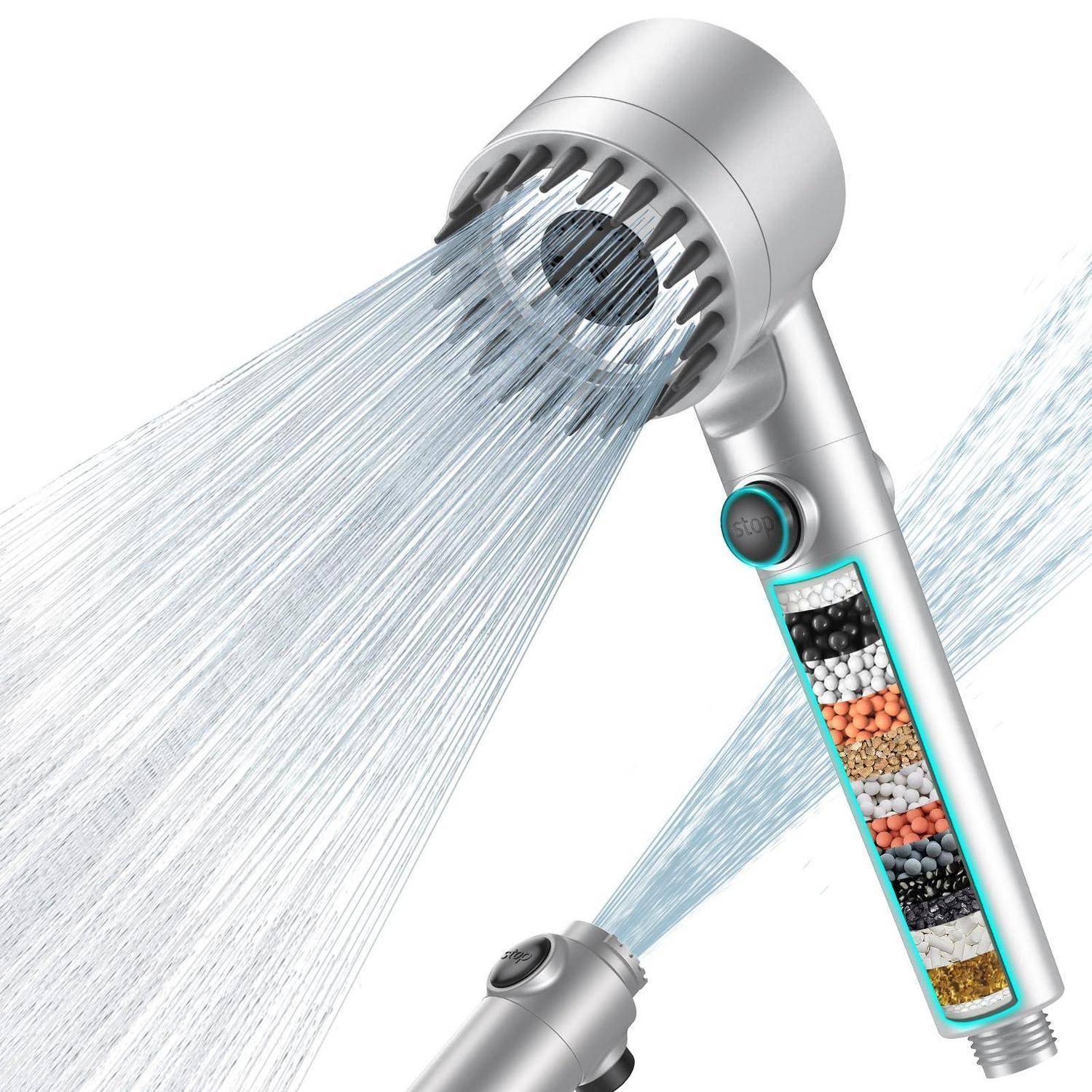 Duschkopf mit gefiltertem Griff, der Wasserstrahlen und den internen Filtermedienschnitt zeigt.