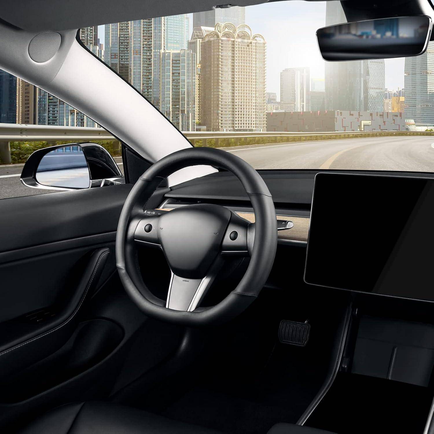 Moderner Elektroauto-Innenraum mit Lenkrad und leerem Dashboard-Bildschirm, mit Blick auf eine Stadtsilhouette durch die Windschutzscheibe.