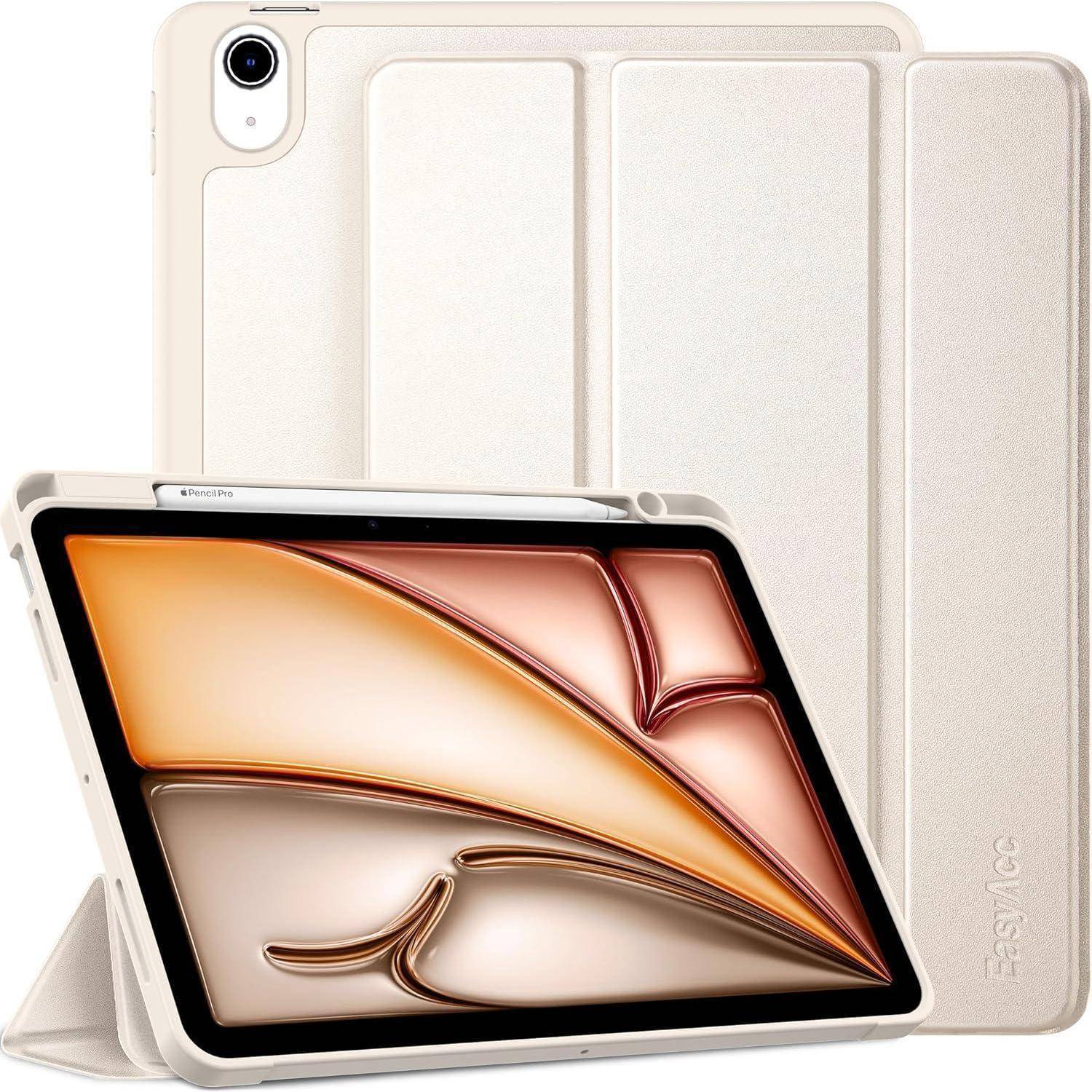 Ein iPad in einem beigen zusammenklappbaren Folio-Etui, von vorne und hinten gezeigt, mit dem Tablet in einem Winkel aufgestellt, das seinen Bildschirm anzeigt.