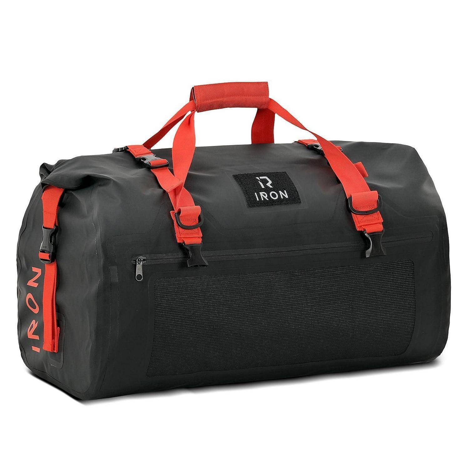 Schwarze Reisetasche mit roten Riemen und Griffen, Marke 'IRON', auf weißem Hintergrund gezeigt.