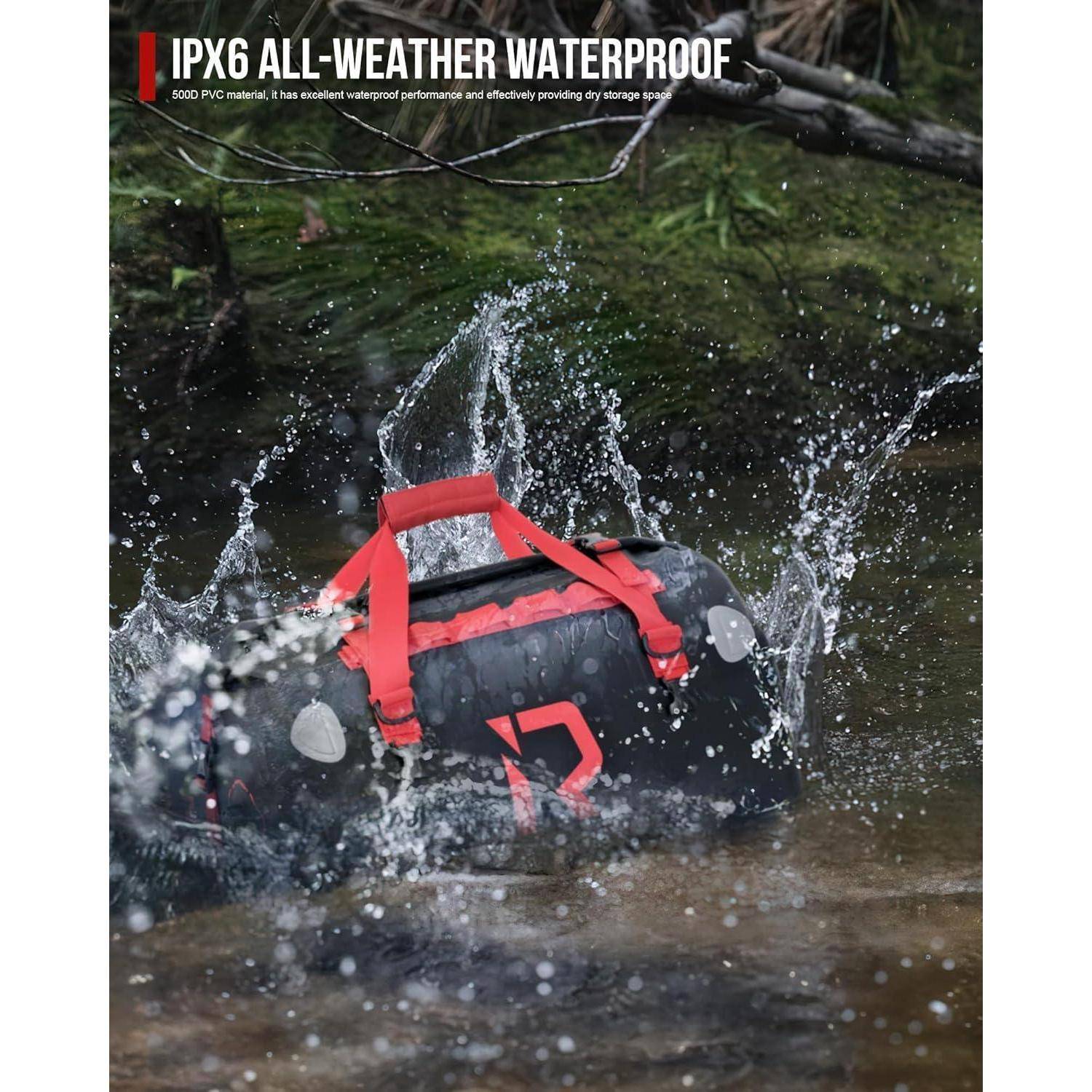 Schwarze wasserdichte Reisetasche mit roten Griffen spritzt durchs Wasser, mit dem Etikett „IPX6 ALL-WEATHER WATERPROOF" gekennzeichnet, um Witterungsbeständigkeit zu demonstrieren.
