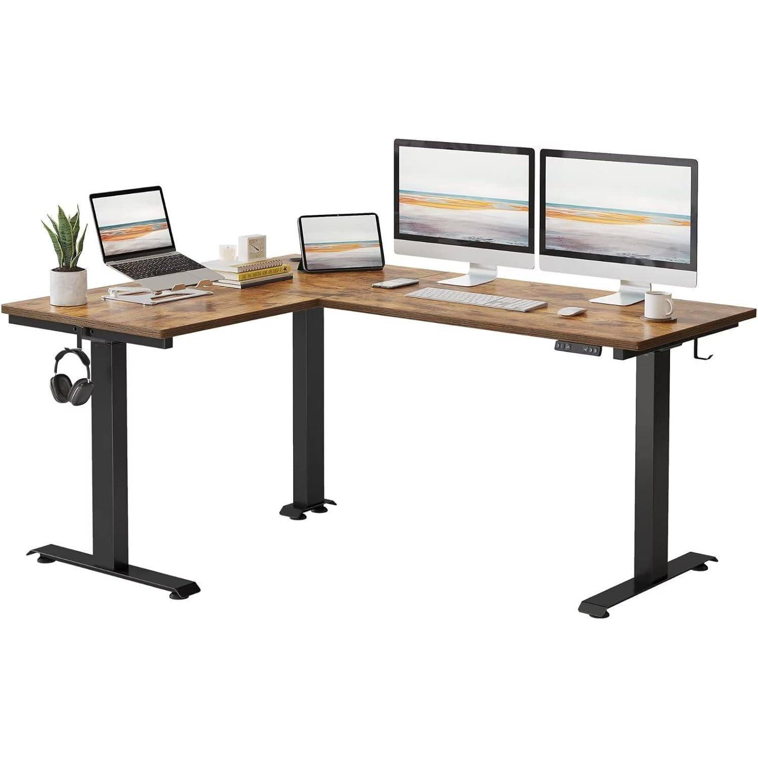L-förmiger Stehschreibtisch mit Holzoberflächen und schwarzen Beinen, auf dem zwei Monitore, ein Laptop, ein Tablet und Bürozubehör in einem Heimarbeitszimmer angeordnet sind.
