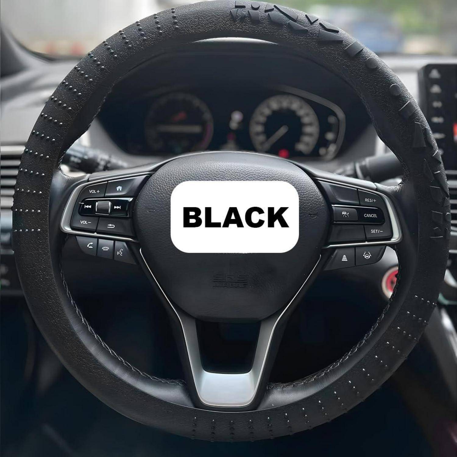 Schwarze Lenkradabdeckung für ein Auto mit integrierten Bedienungselementen, gezeigt in einem Fahrzeuginnenraum.