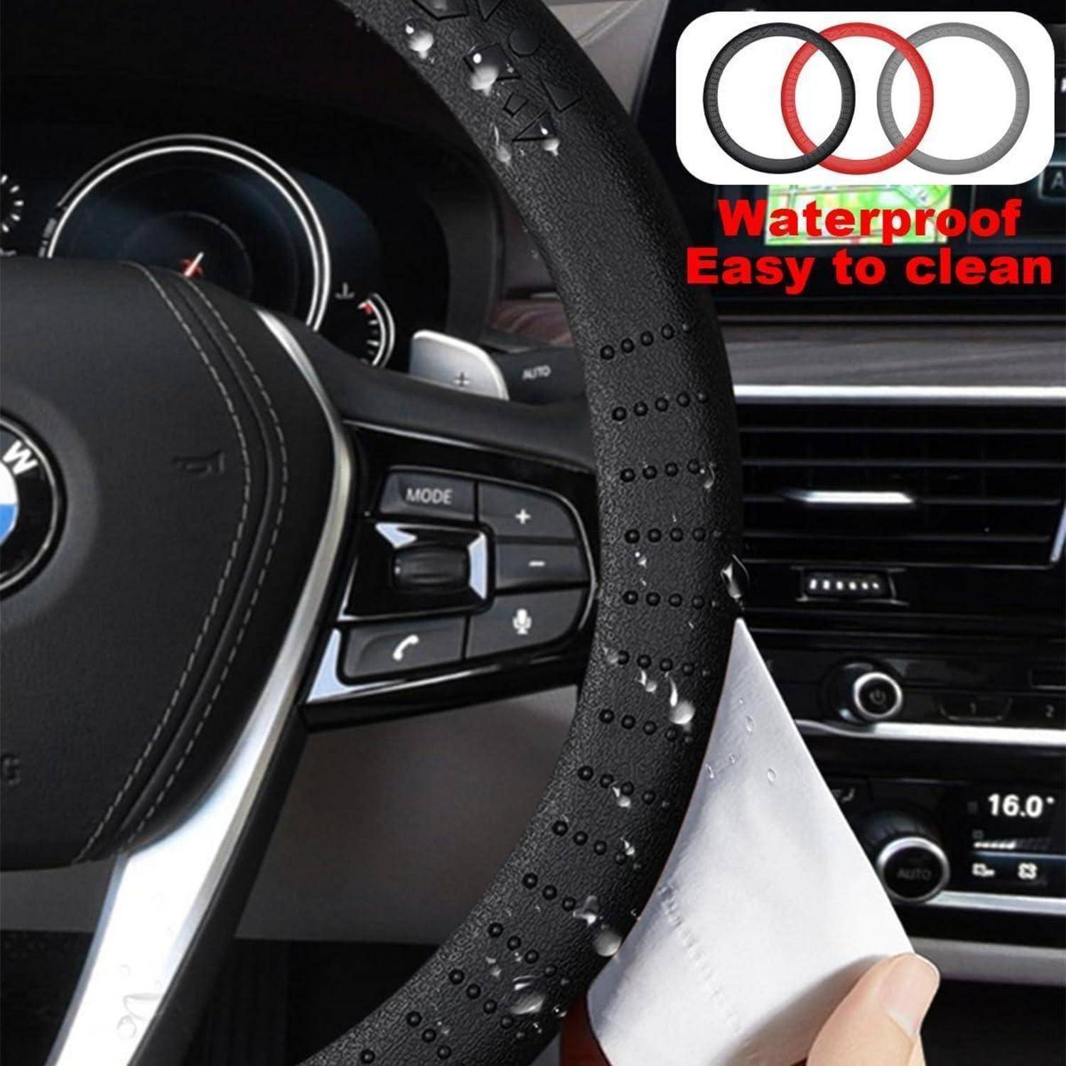 Nahaufnahme einer Schutzhülle für ein Autolenkrad, die zurückgezogen wird, um einen wasserdichten, leicht zu reinigenden Griff zu zeigen, der auf einem BMW-Lenkrad installiert ist.