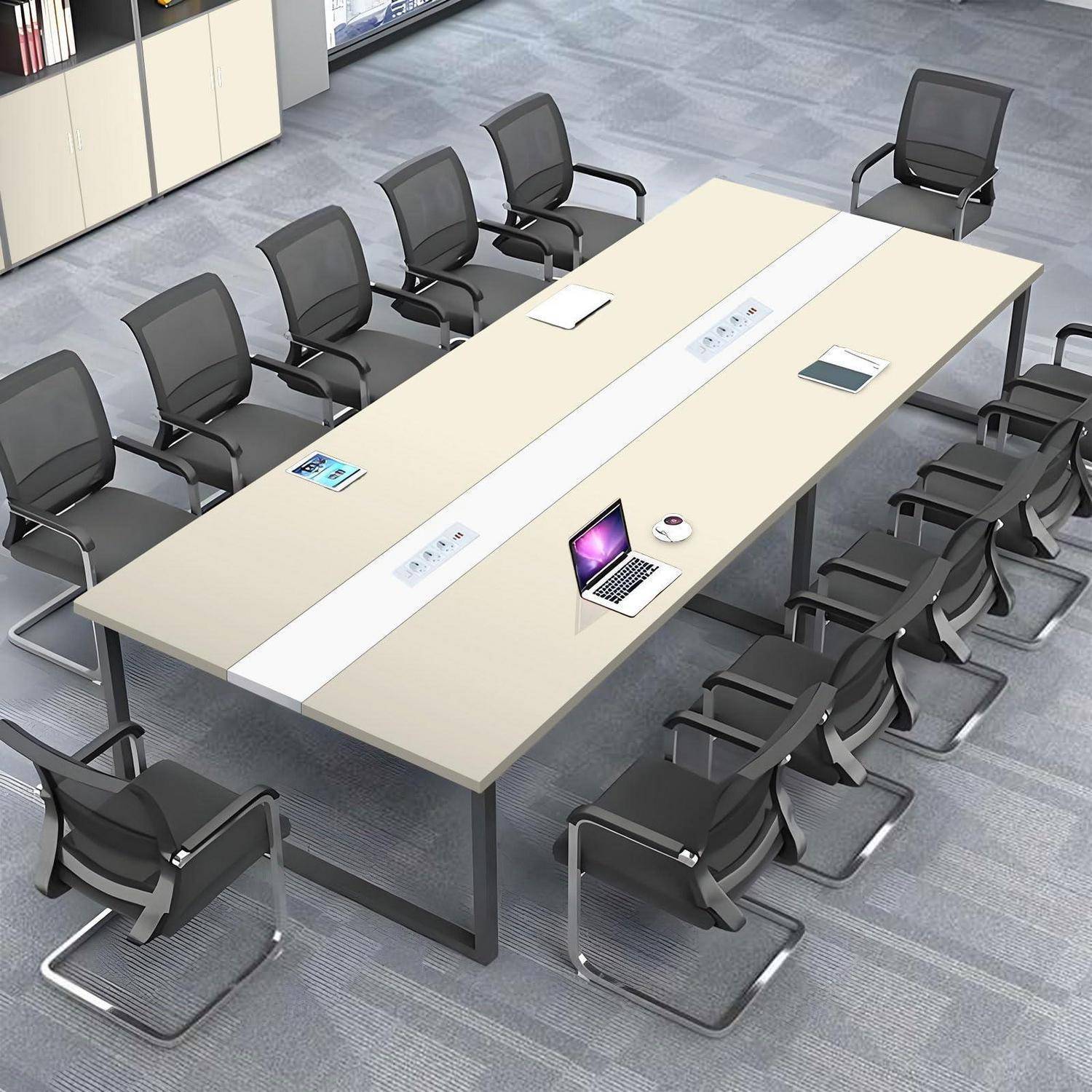 Moderner Konferenzraum mit einem langen rechteckigen Besprechungstisch, vielen schwarzen Stühlen und einem Laptop auf dem Tisch, von oben betrachtet.