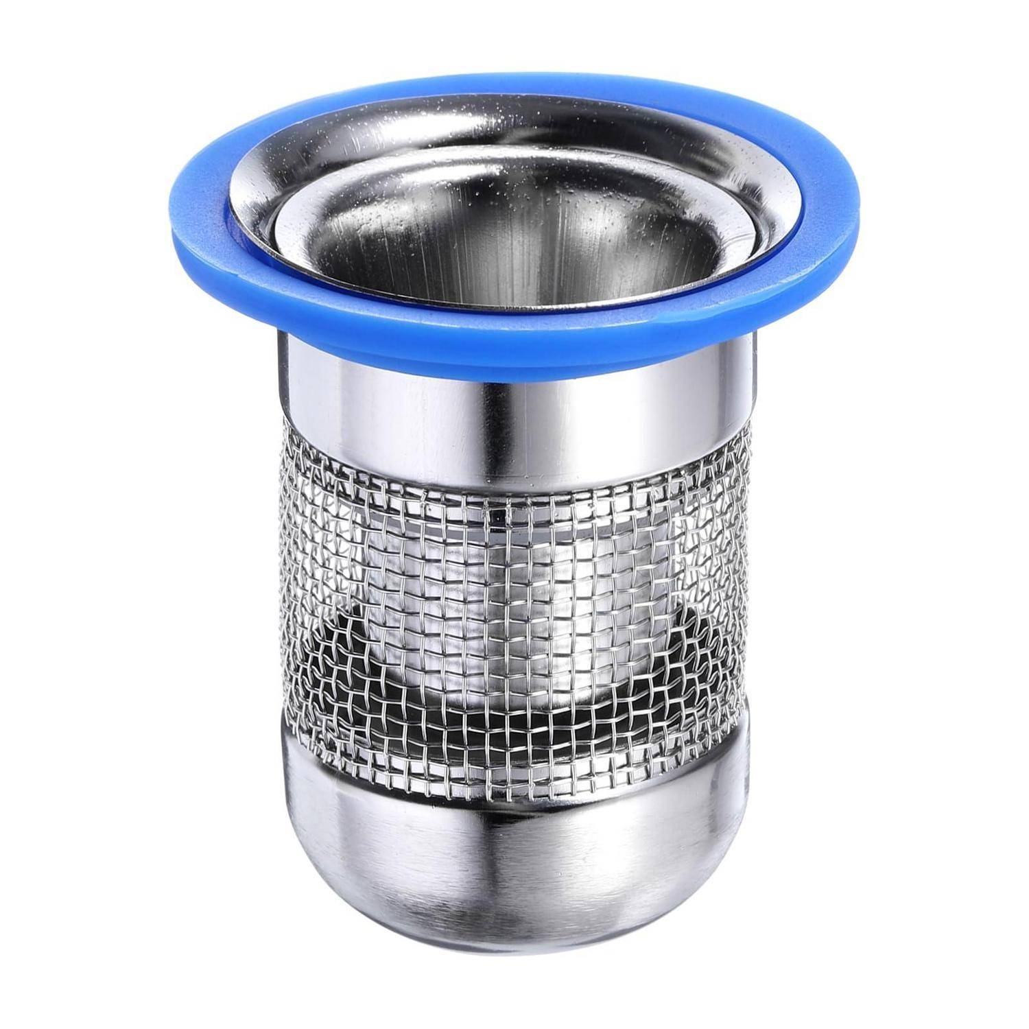 Edelstahlsieb-Teeinfuser mit blauem Silikonrand, isoliert auf weißem Hintergrund dargestellt.