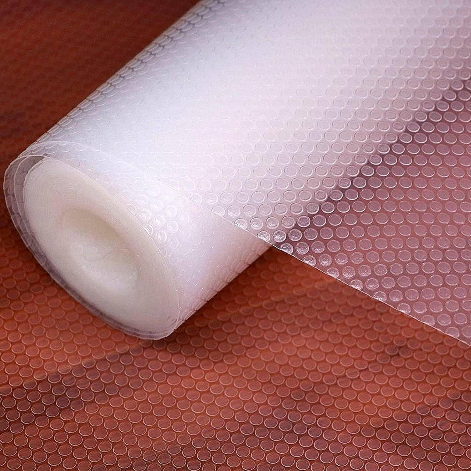 Eine Rolle transparente Luftpolsterfolie auf einer rötlich strukturierten Oberfläche.