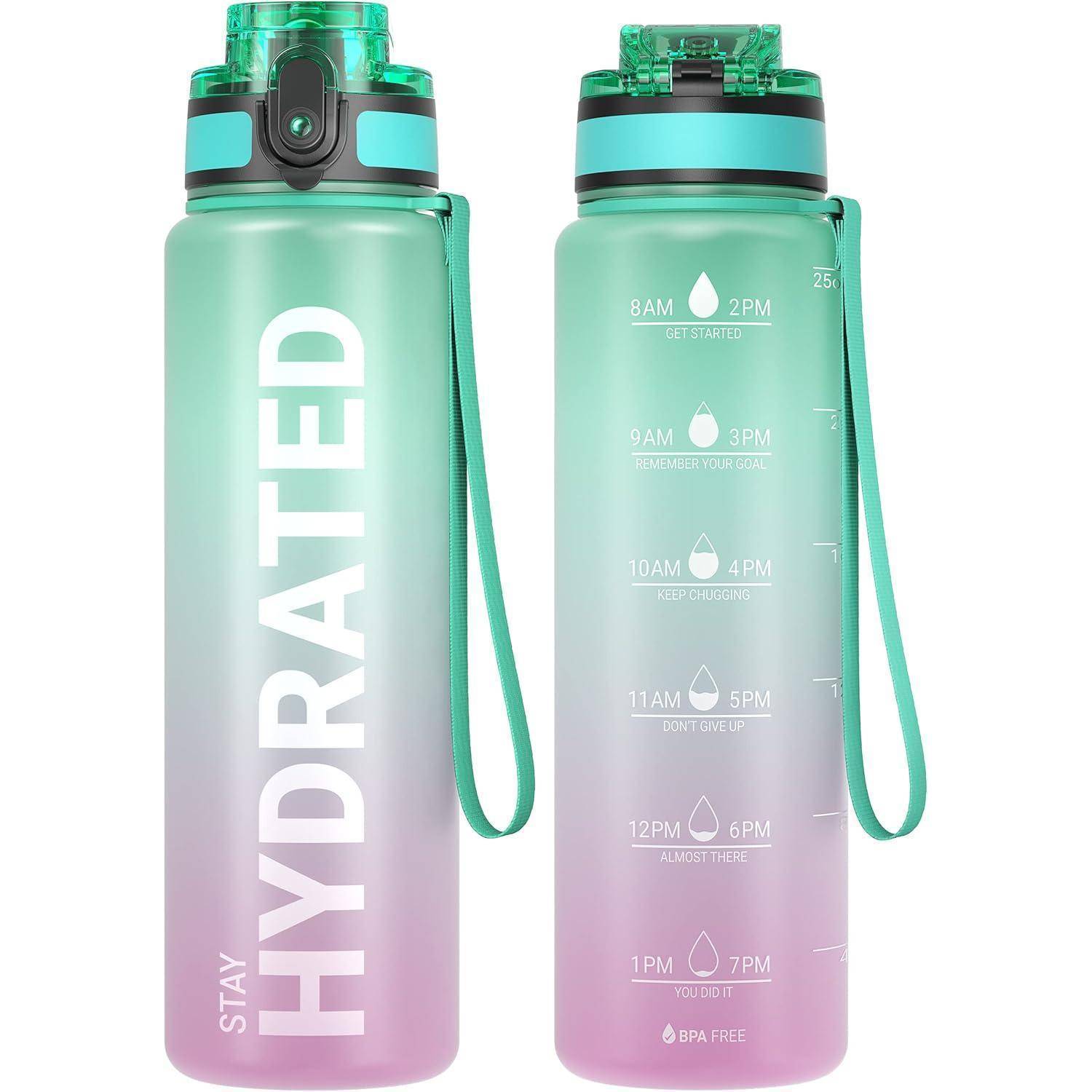 Zwei durchscheinende Wasserflaschen mit Farbverlauf, Klappdeckeln und Griffen; eine trägt die Aufschrift „STAY HYDRATED