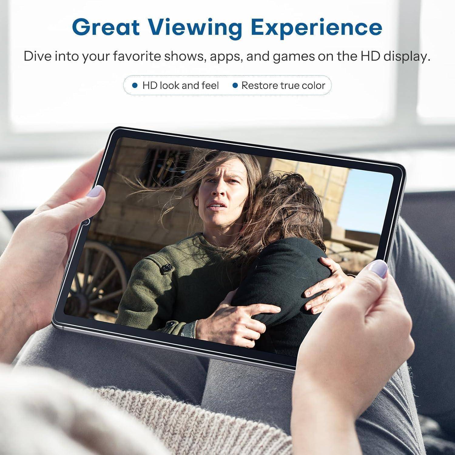 Tablet mit einer Filmszene in den Händen einer Person, mit Text oben, der „Großartiges Seherlebnis" und „HD-Aussehen und -Gefühl"" sowie „Echte Farben wiederherstellen"" anzeigt.