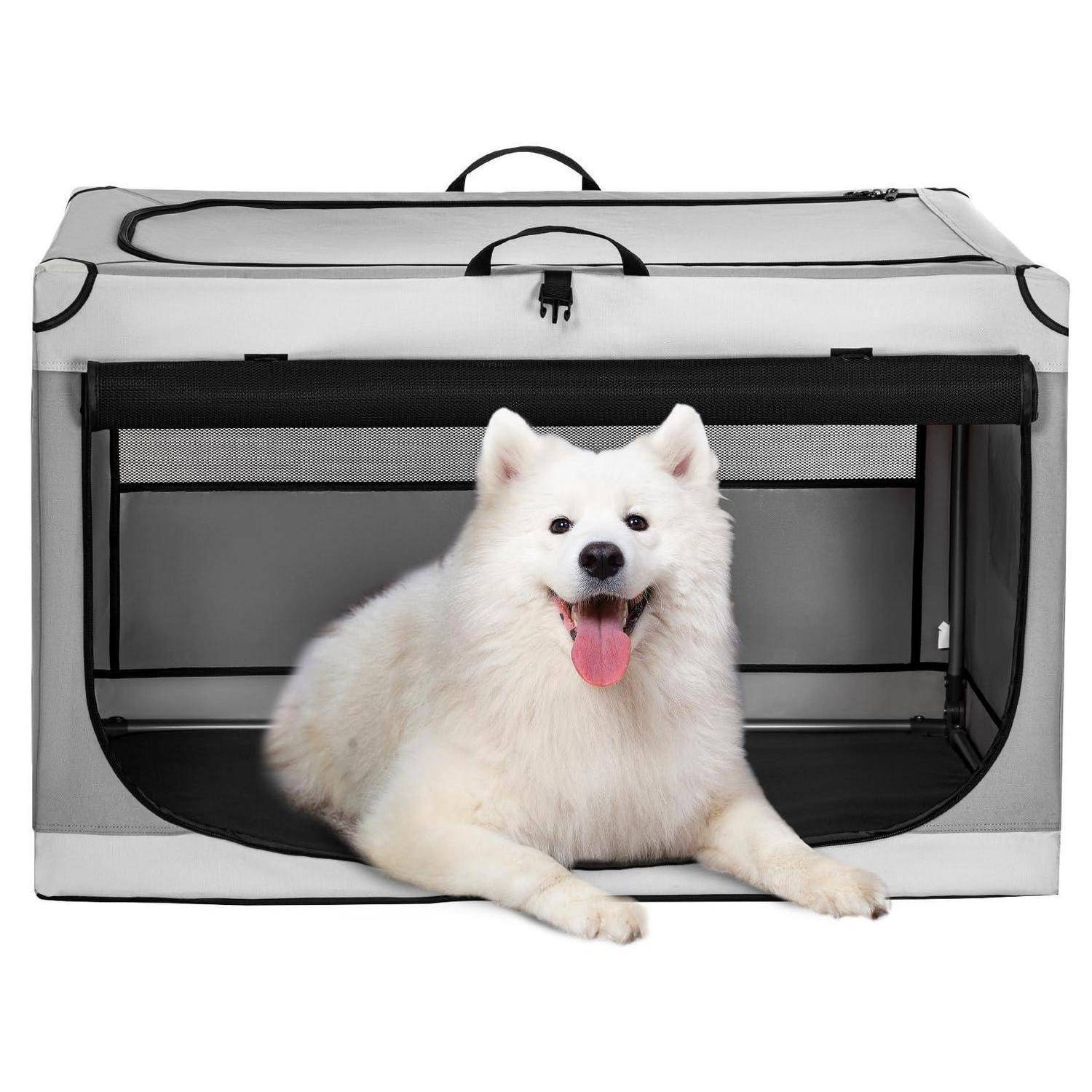 Weißer flauschiger Hund liegt vor einer offenen grauen weichen Transportbox für Haustiere mit Gittertür.