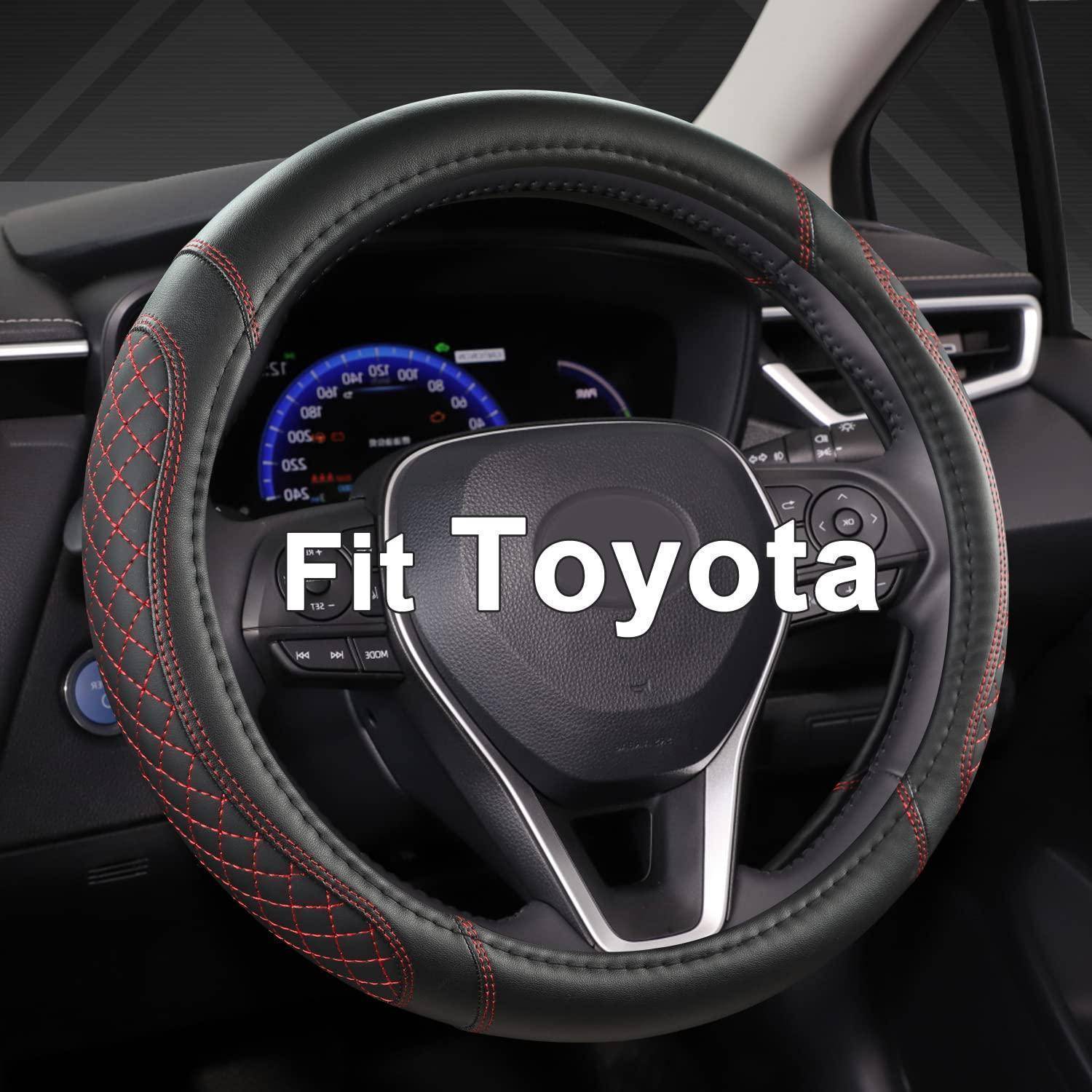 Nahaufnahme eines Toyota-Lenkrads mit schwarzem Lederbezug und roter Naht, gezeigt im Autoinnenraum, mit der Bezeichnung 