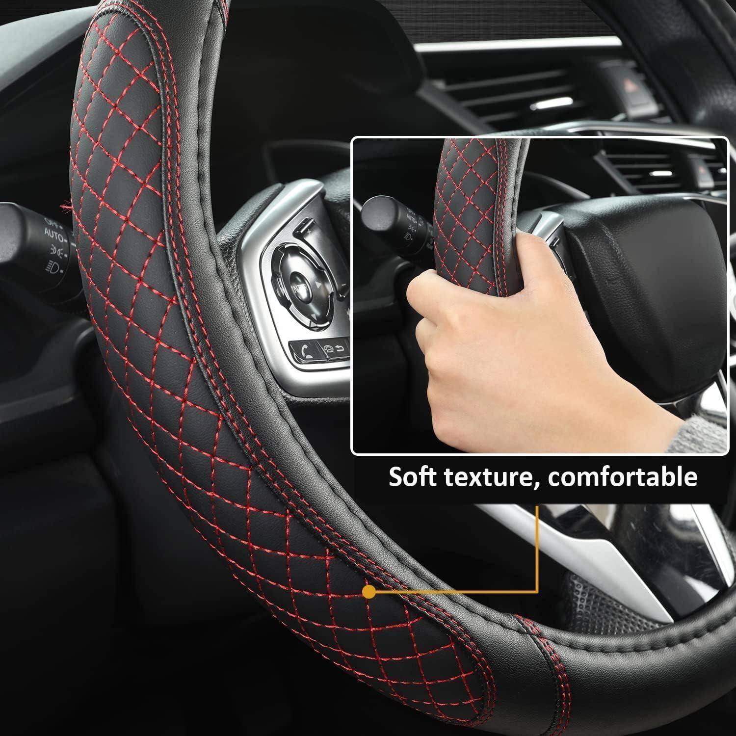 Hand, die einen schwarzen, rot gesteppten Lenkradbezug in einem Auto greift, mit eingefügtem Text, der sagt „Weiches Material, komfortabel".