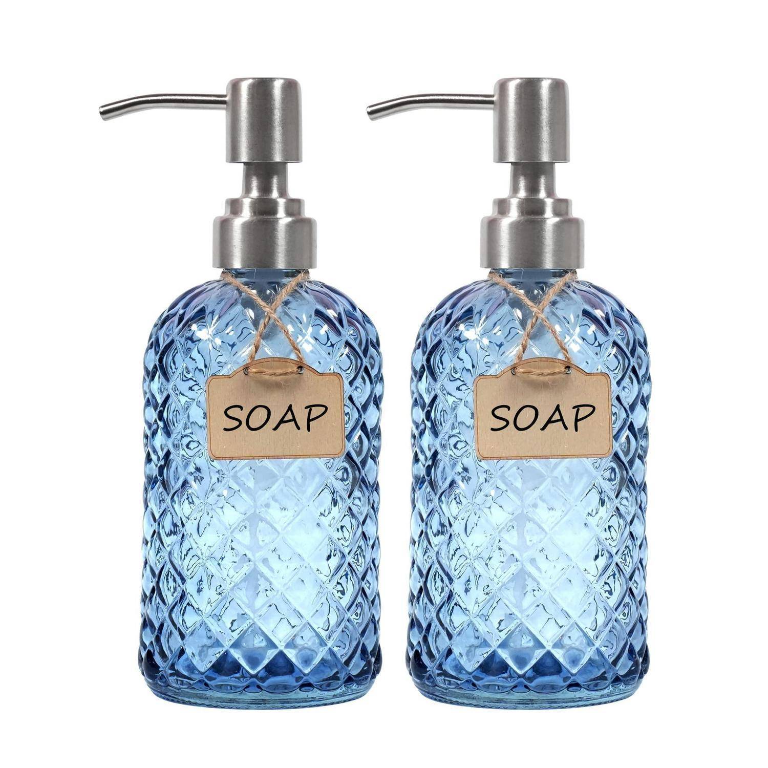 Zwei blaue Glasseifen spender mit silbernen Pumpenfü llern und Etiketten mit der Aufschrift „SOAP