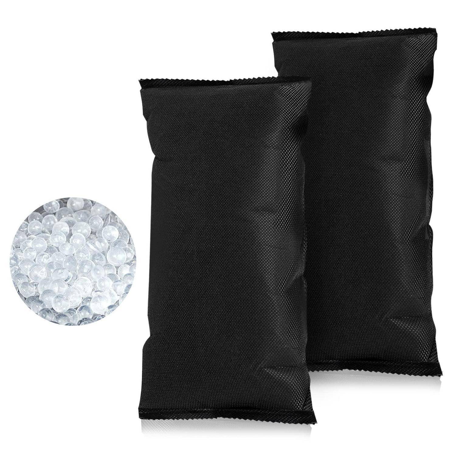 Zwei schwarze Stofftrocknungsbeutel neben einem Kreis aus klaren Silicagelperlen auf weißem Hintergrund.
