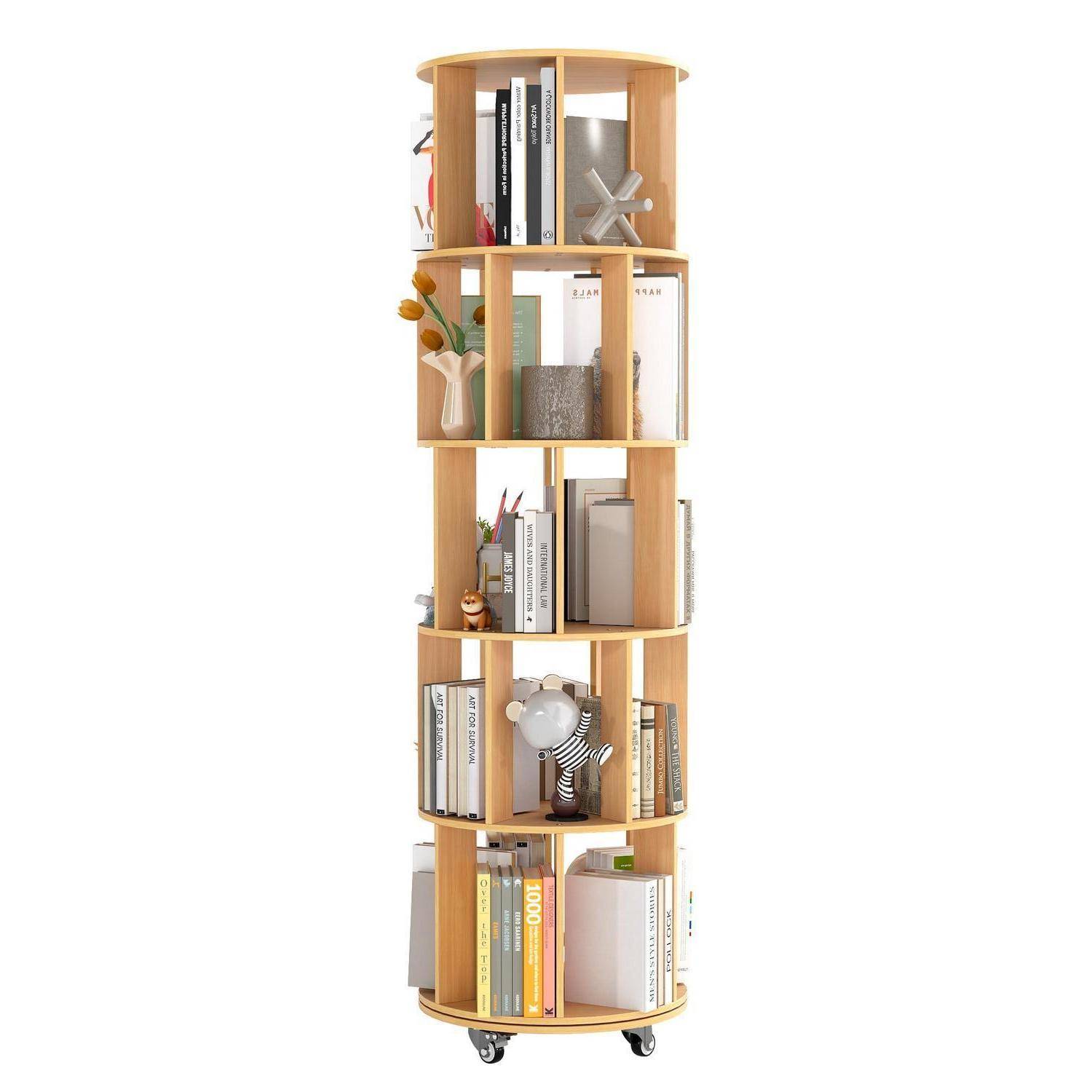 Hohes rotierendes hölzernes Bücherregal auf Rollen, gefüllt mit Büchern und kleinen Dekorationsgegenständen vor weißem Hintergrund.