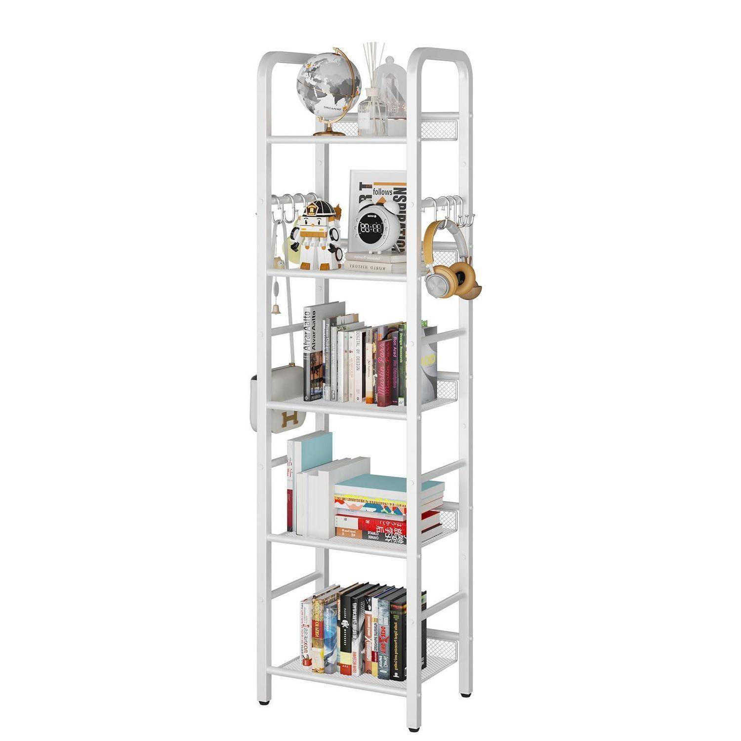 Weiße fünfteilige Leiter-Bücherregal mit Büchern, Dekoration, einem Globus, einer Kamera und Kopfhörern vor weißem Hintergrund.