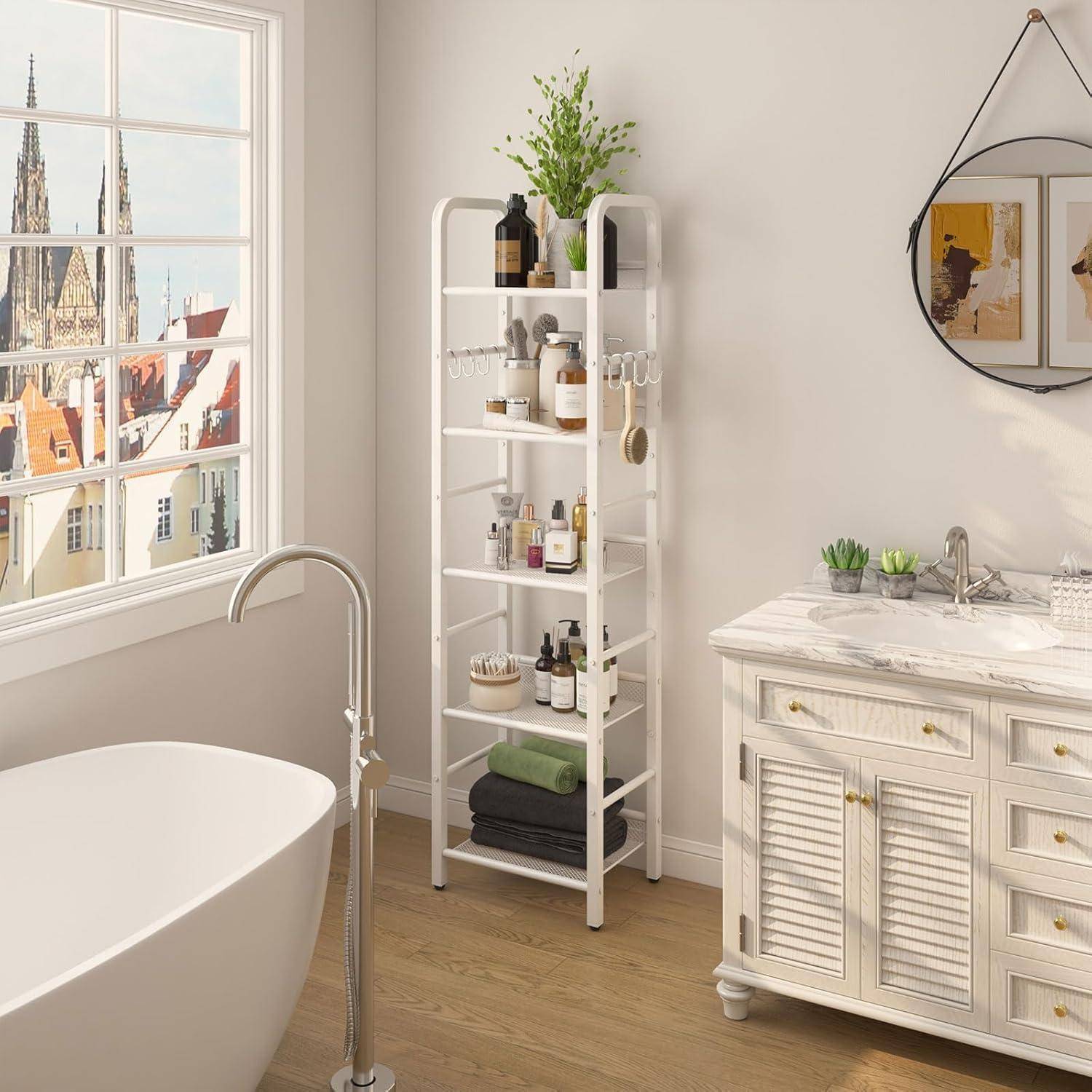 Helles Badezimmer mit freistehender Badewanne, weißem Lagerregal mit Toilettenartikeln, Waschtisch und Fensterblick auf Dächer, was einen spa-ähnlichen Raum schafft.