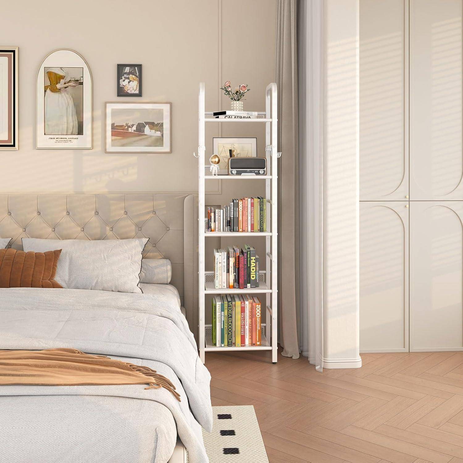 Ein ordentliches Schlafzimmer mit einem gepolsterten Bett, gerahmten Wandbildern, einem weißen Bücherregal und einem Einbauschrank neben einem sonnigen Fenster.