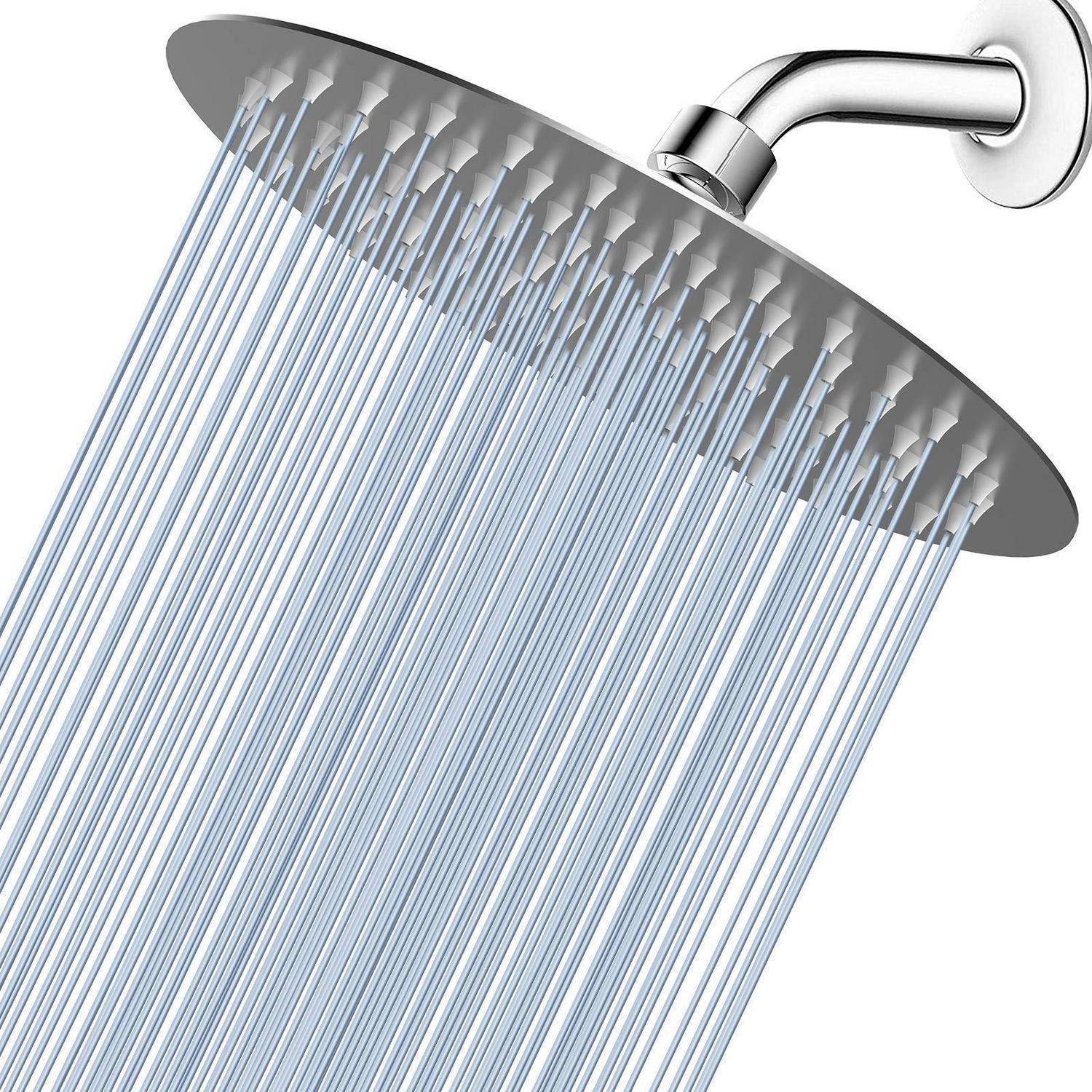 Verchromter Duschkopf mit vielen dünnen Wasserstrahlen aus einer an der Decke montierten Armatur.