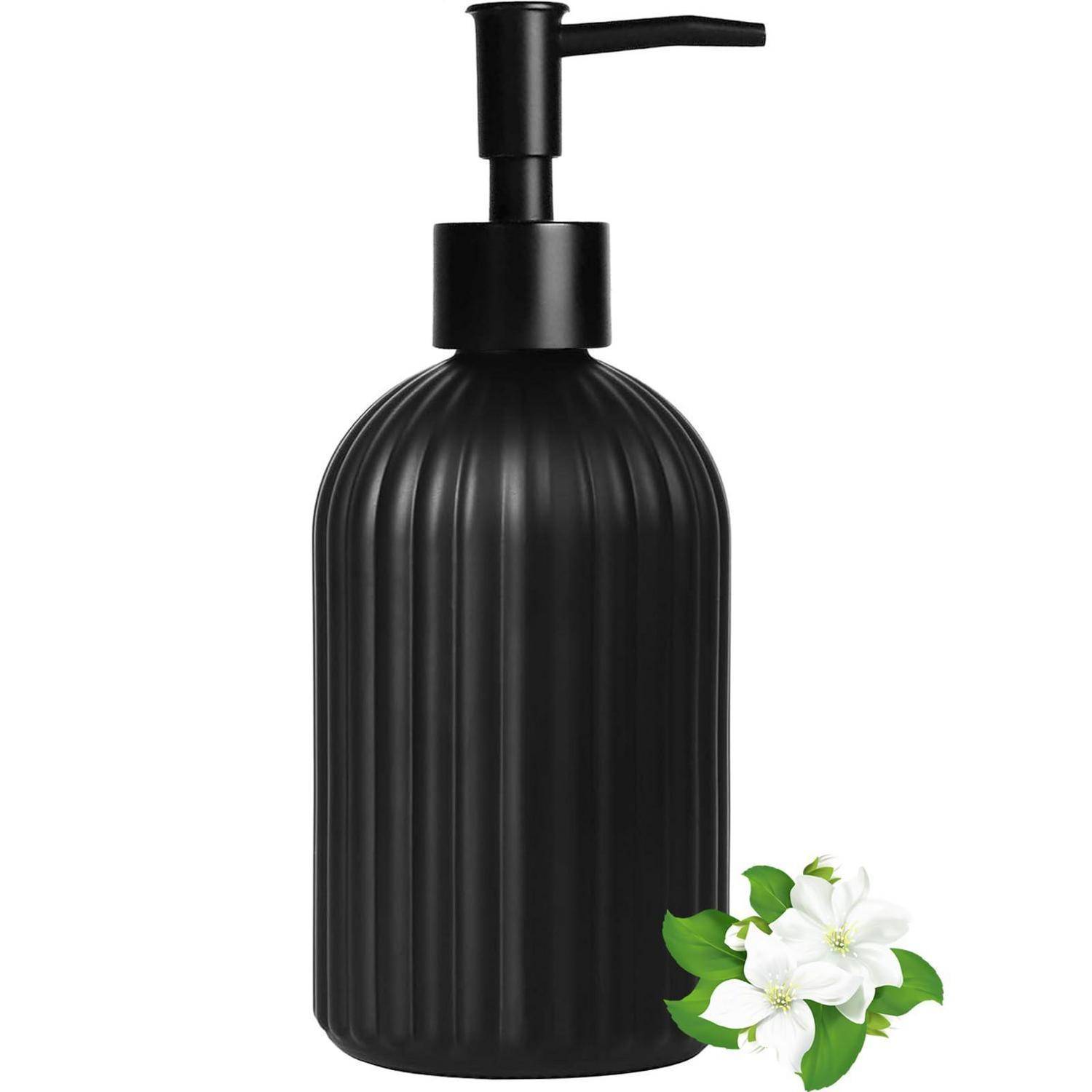 Schwarze gerippte Pumpflasche mit einer weißen Blume und grünen Blättern daneben.