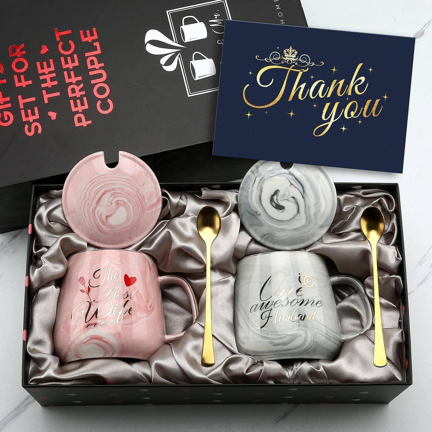 Geschenkset-Box mit zwei Marmor-Muster-Bechern, passenden Deckeln und goldenen Löffeln, beschriftet mit 
