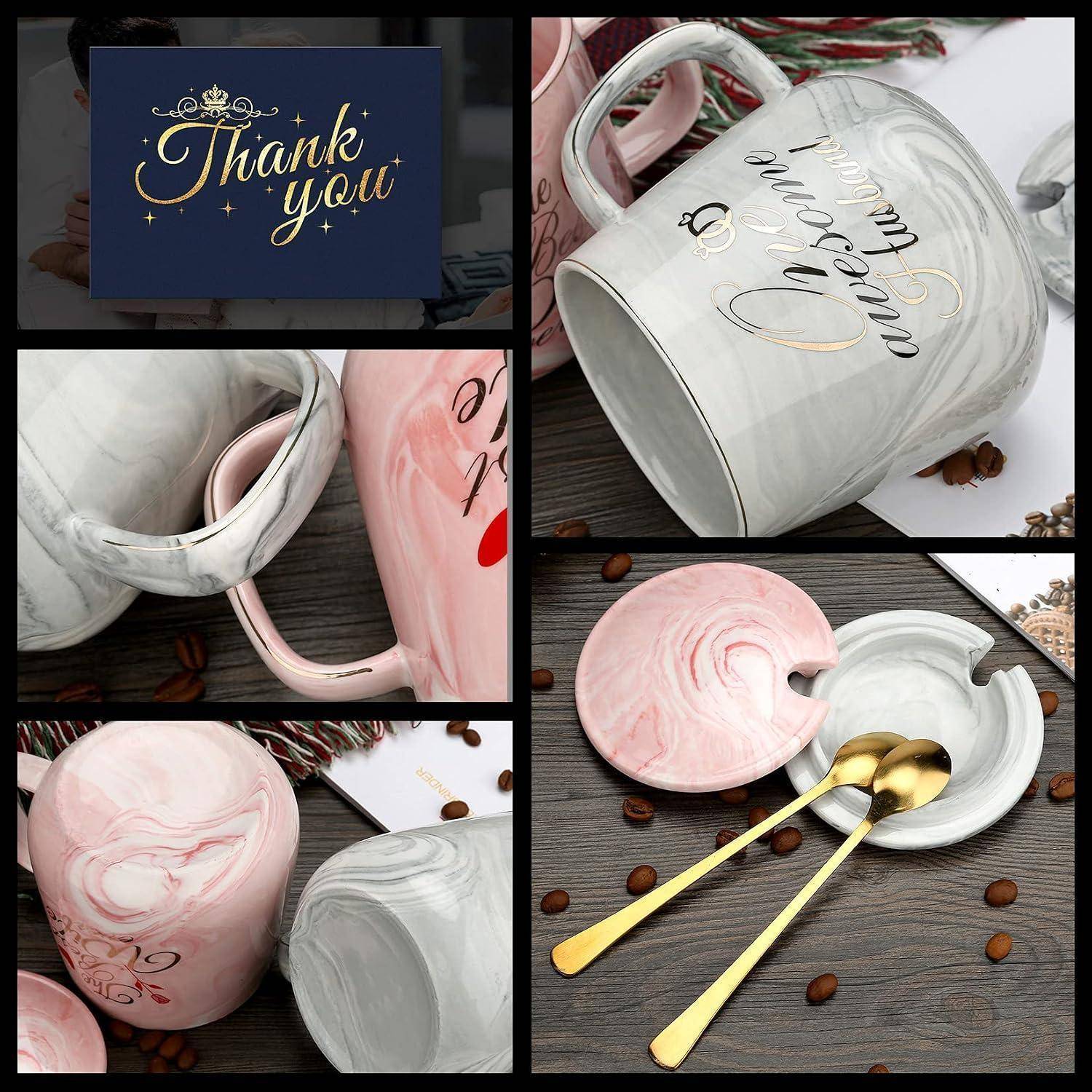 Collage aus Keramiktassen mit Marmormuster und dazu passenden rosa und goldenen Löffeln, mit einer „Danke
