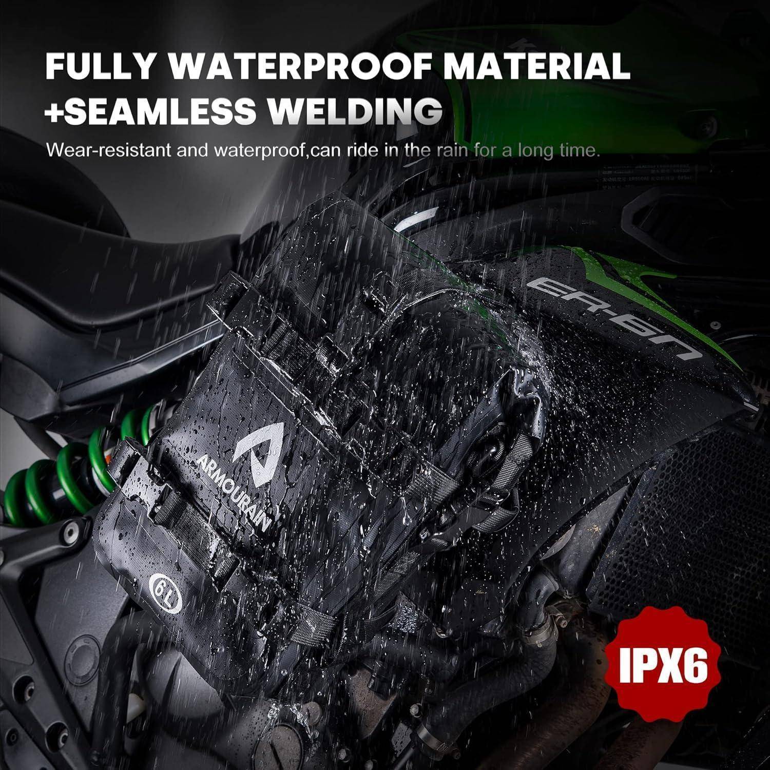 Wasserdichte Motorradtasche auf einem Motorrad im starken Regen, gekennzeichnet mit "VOLLSTÄNDIG WASSERDICHTES MATERIAL + NAHTLOSES VERSCHWEISSEN"" und ""IPX6"".