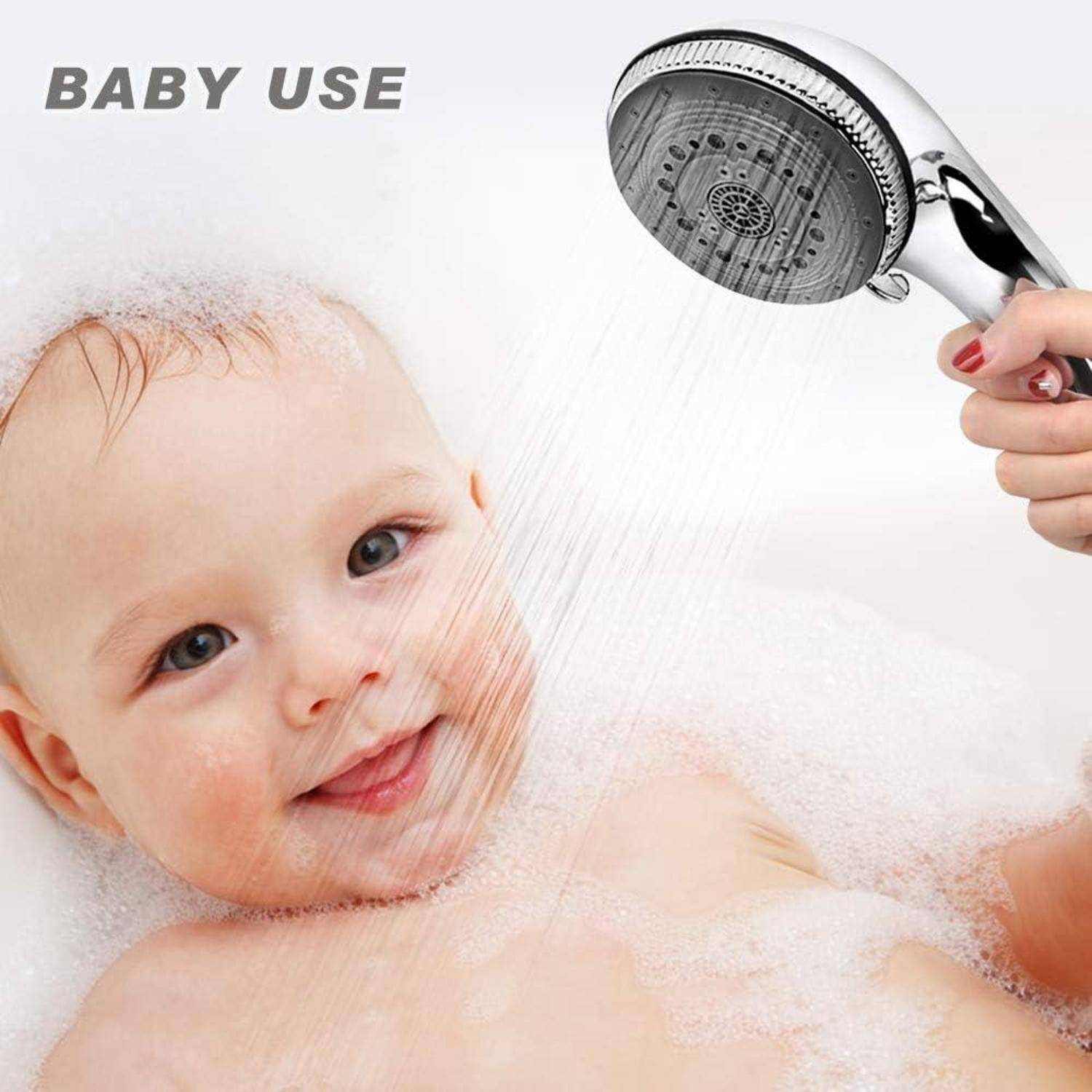 Baby wird unter einer Handbrause gewaschen, mit dem Text „BABY USE