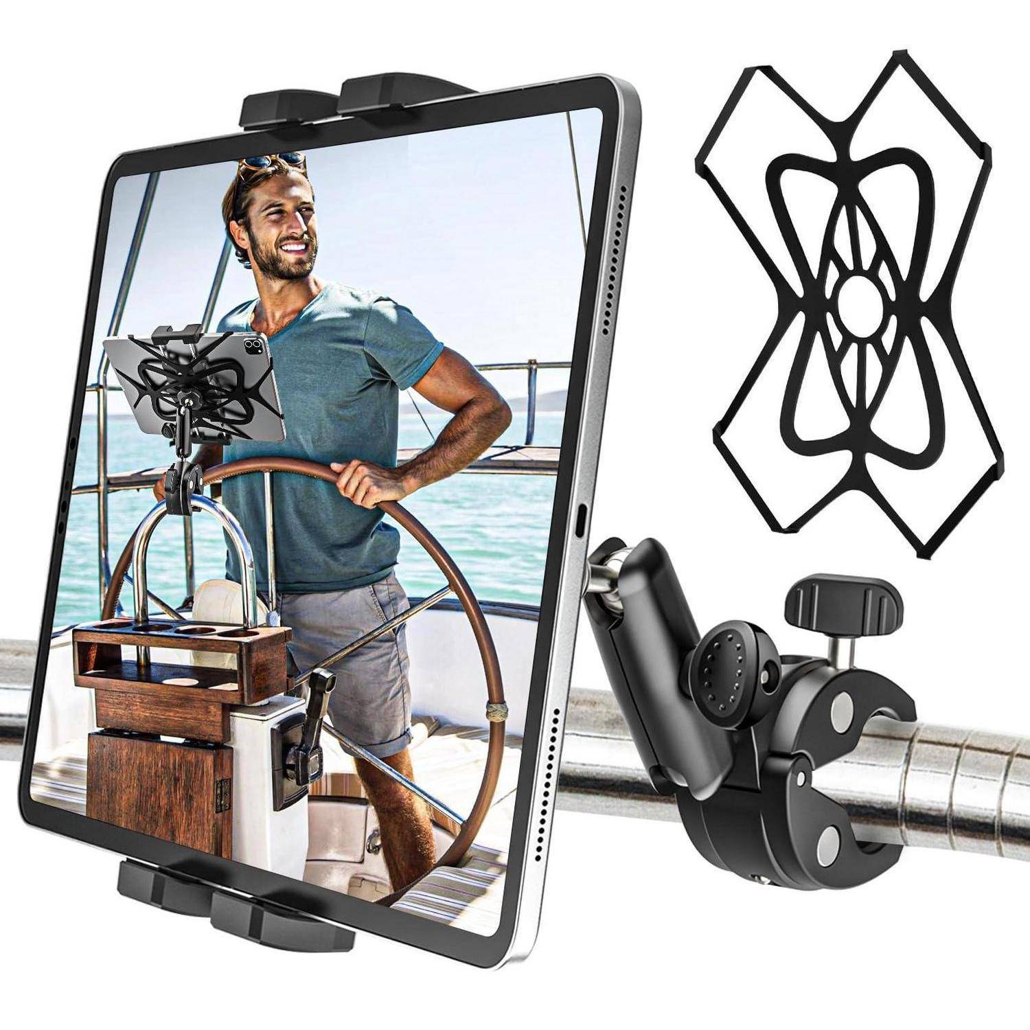 Tablet in einer Bootshalterung montiert, das einen Mann zeigt, der auf dem Meer steuert, mit Klemmkomponenten und einem separaten Halterungszubehör daneben abgebildet.