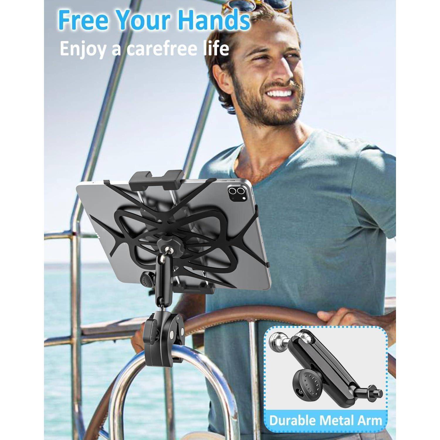 Lächelnder Mann auf einem Boot, der ein Tablet in einer Metallhalterung verwendet; der Text sagt „Befreie deine Hände", „Genieße ein sorgenfreies Leben"" und „Robuster Metallarm"".