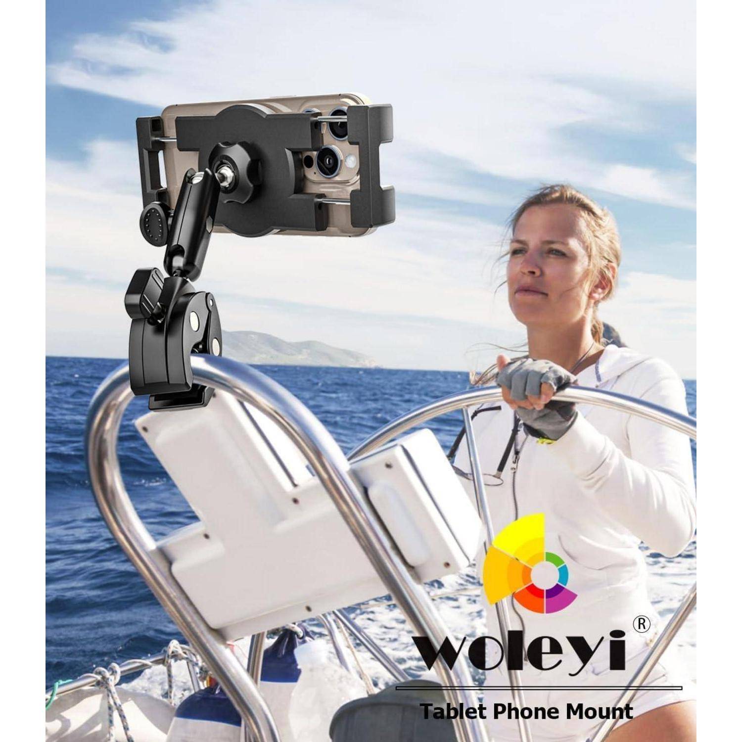 Eine Frau steuert ein Boot, während sie eine Woleyi-Tablet-Telefonhalterung verwendet, die an der Reling befestigt ist, mit einem Telefonhalter, der ihr zugewandt ist.