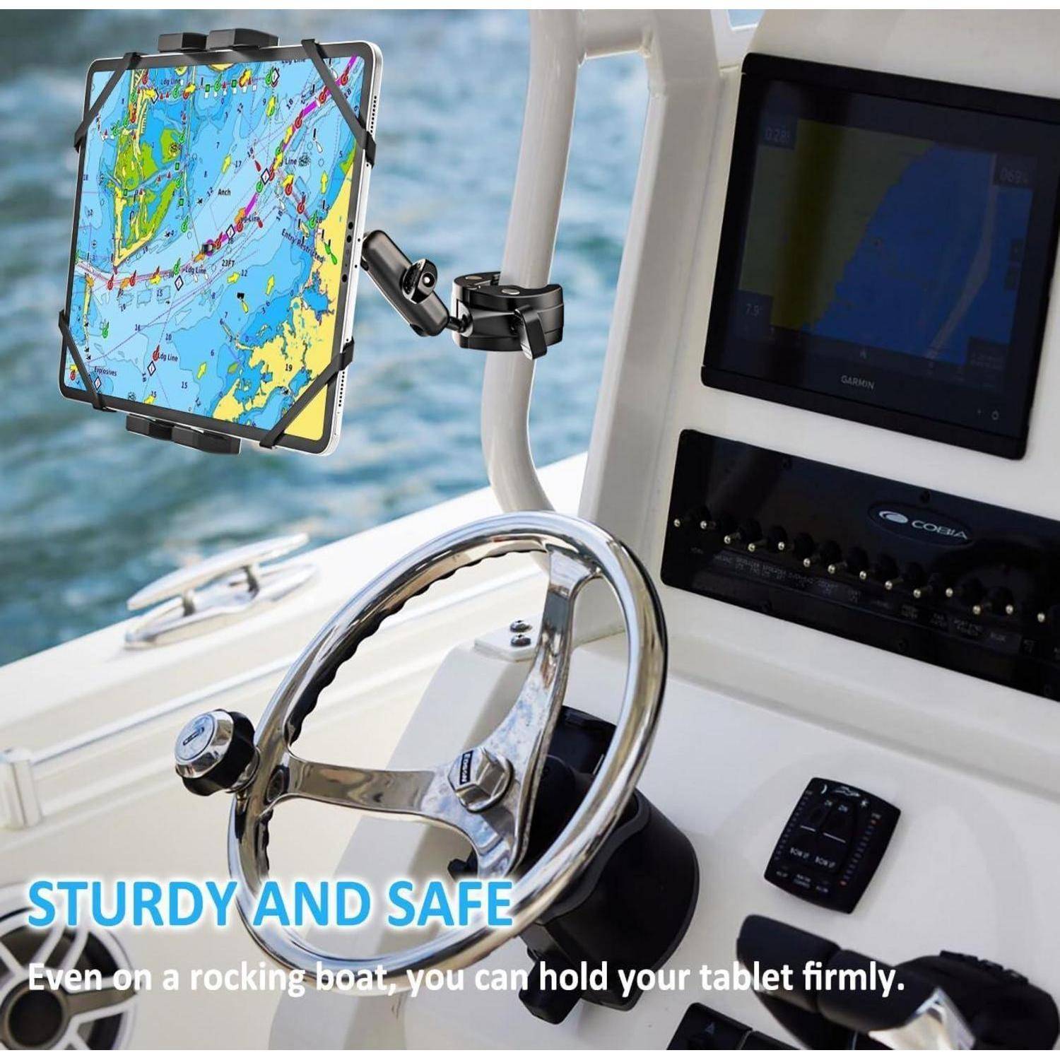 Tablet in einer robusten Bootshalterung neben dem Steuerrad gesichert, mit Text der folgendermaßen lautet: „ROBUST UND SICHER" und „Auch auf einem schaukelnden Boot können Sie Ihr Tablet fest halten."