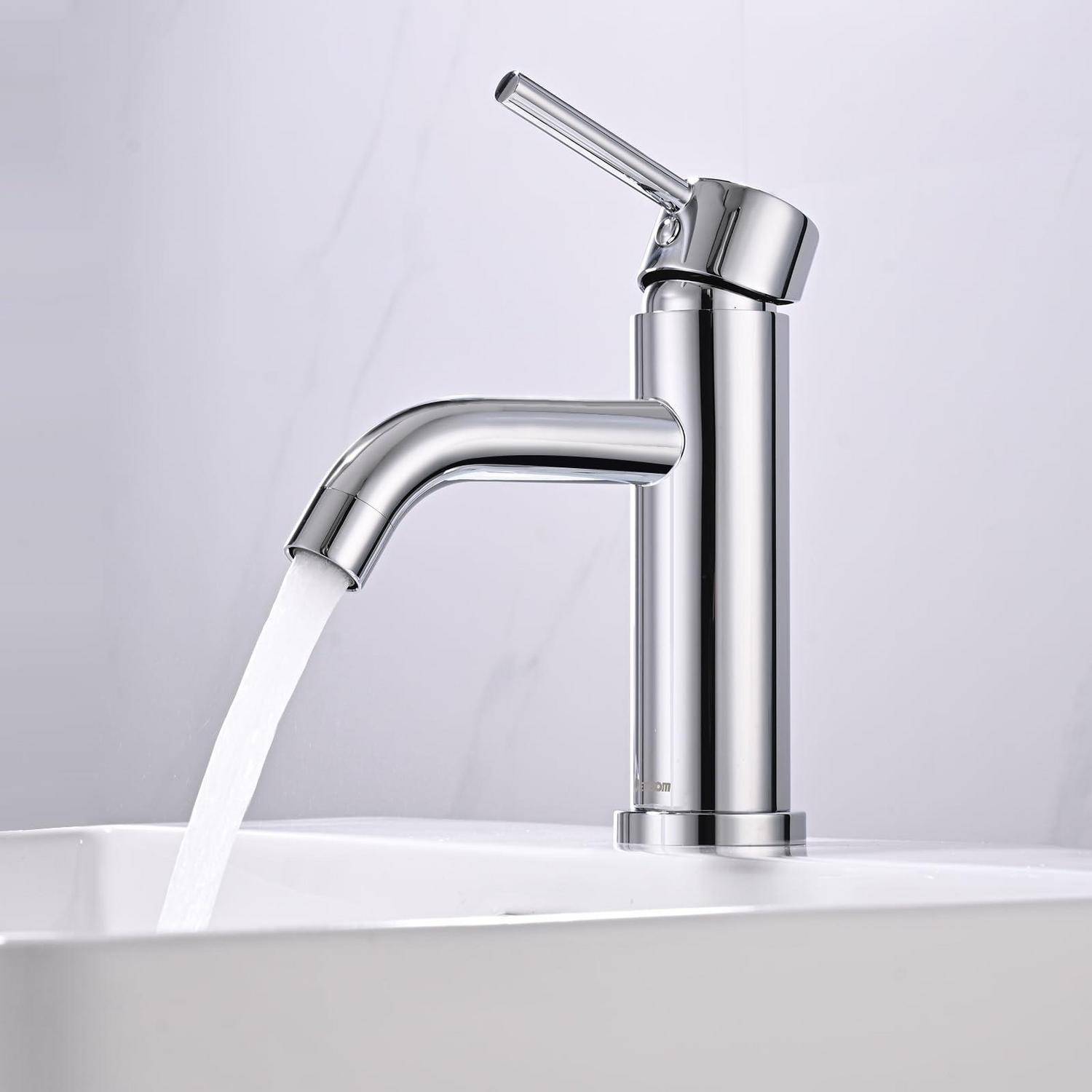 Einhebel-Badezimmarmatur aus Chrom mit fließendem Wasser in ein weißes Waschbecken.