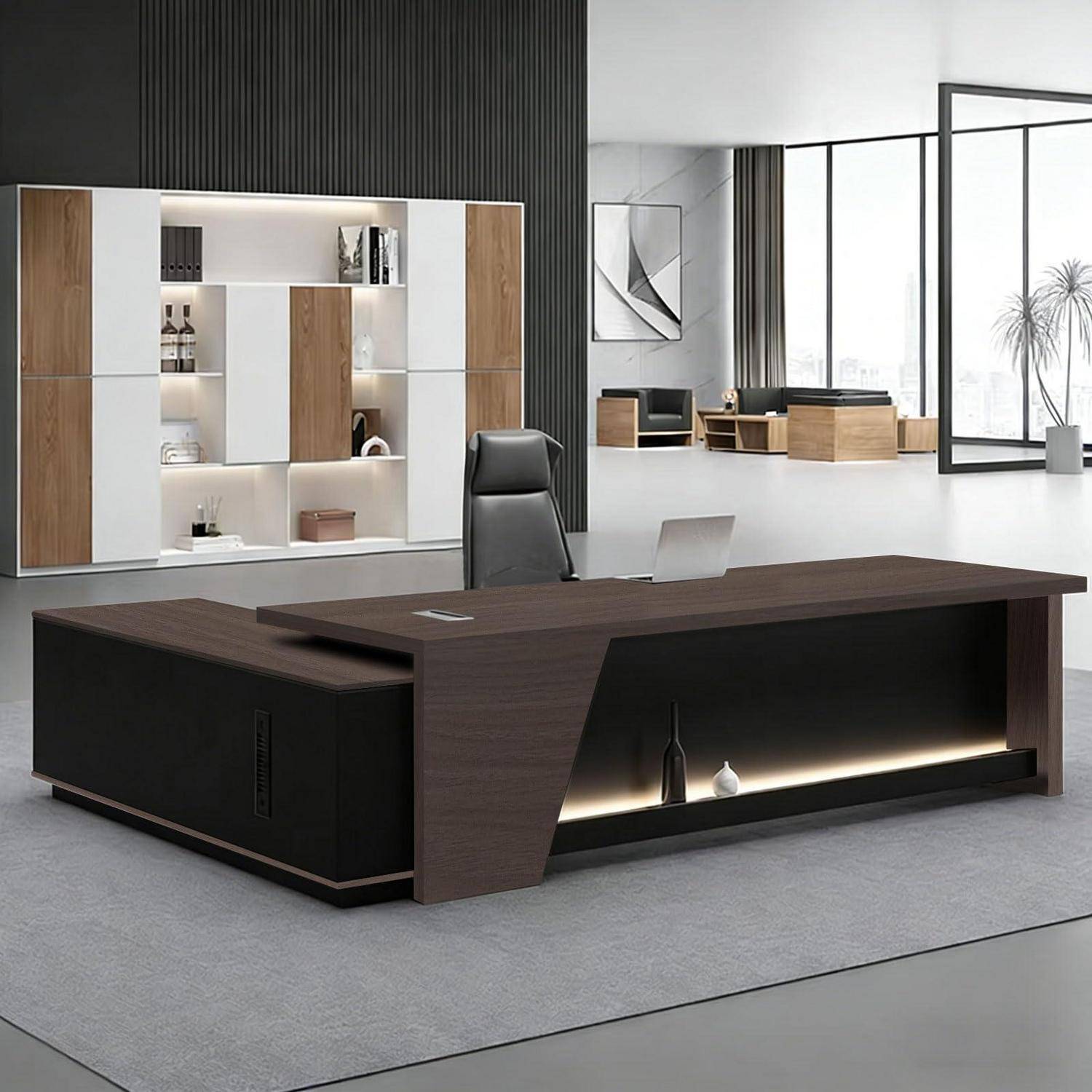 Modernes Chefbüro mit dunklem Holzschreibtisch und schwarzem Stuhl in einem hellen, minimalistischen Ausstellungsraum, mit passenden Lagerschränken im Hintergrund.